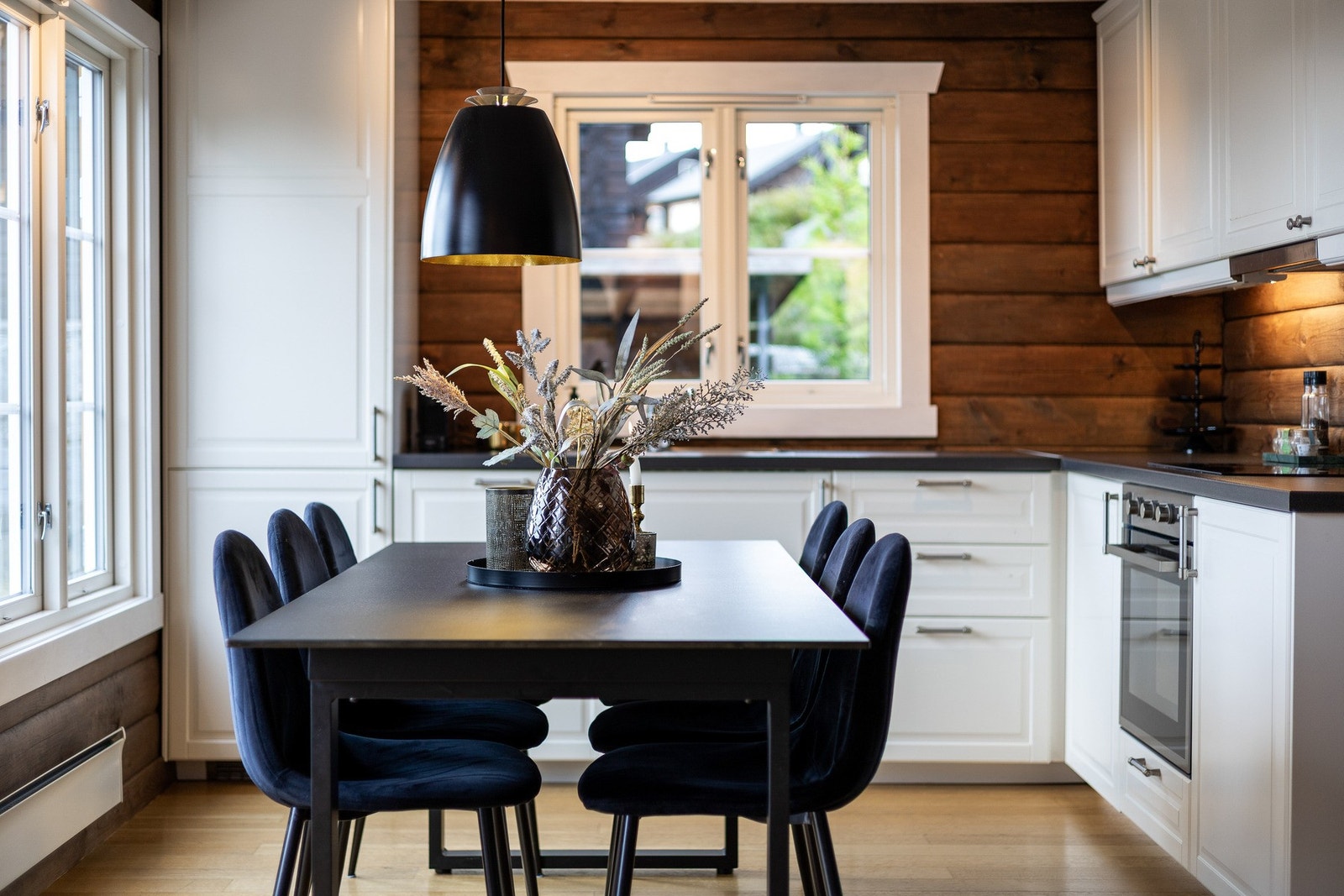 Kjøkkenet byr på rikelig med benke-, skap-, og skuffeplass. Galleribilde