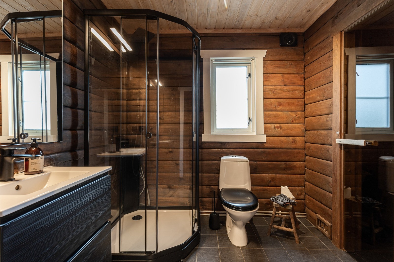 Delikat baderom med ny innredning. Galleribilde