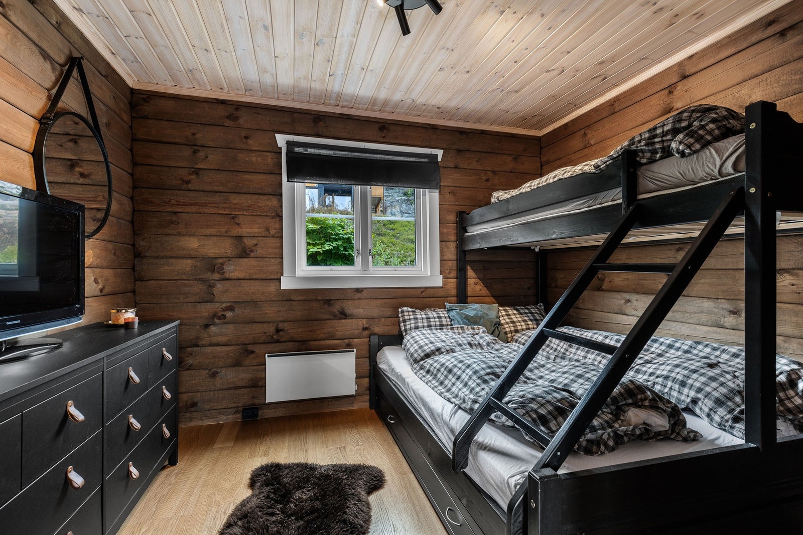 Hovedsoverommet i 1. etasje byr på god plass - her med totalt 3 sengeplasser. Galleribilde