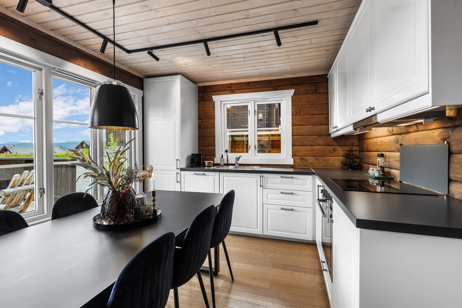 Kjøkken fra Ikea med integrerte hvitevarer. Galleribilde