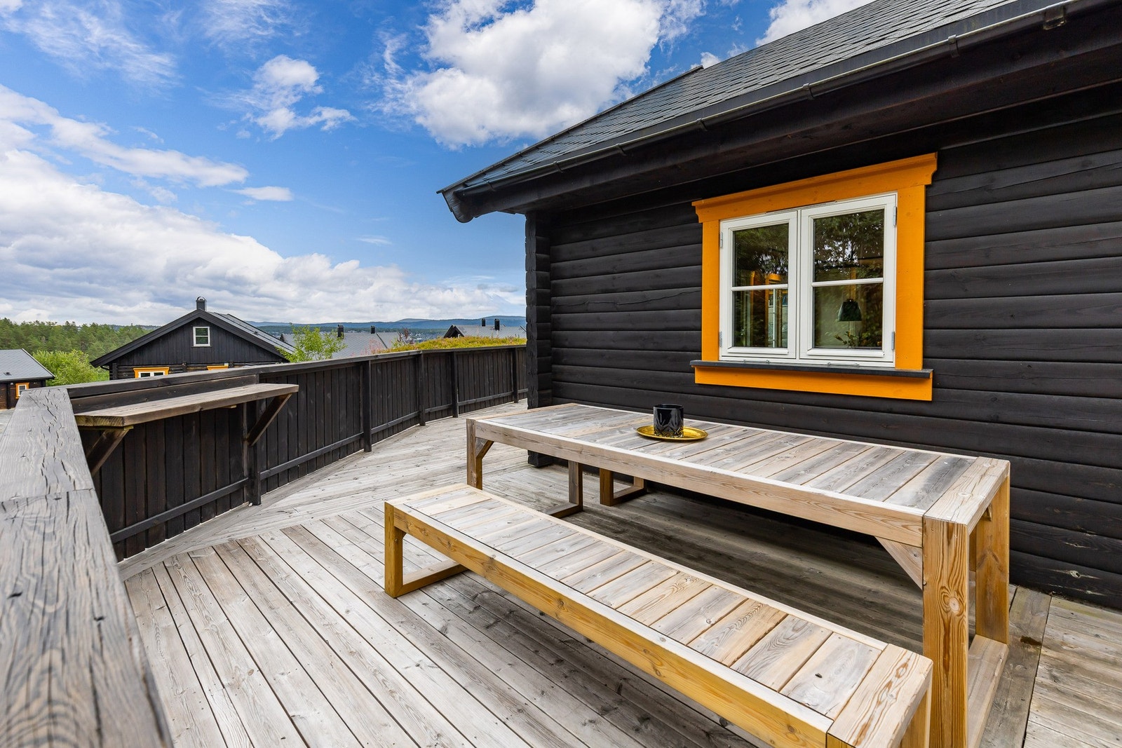 Terrassen vinkels rundt hytten og har plass til flere soner. Galleribilde