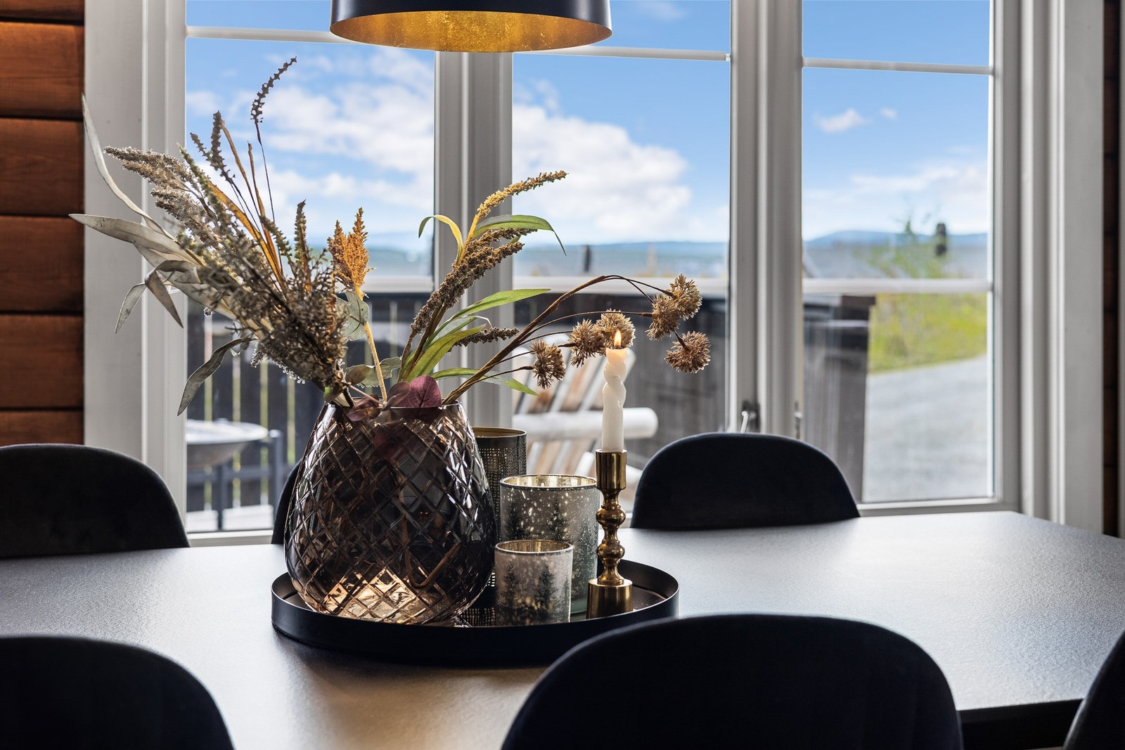 På kjøkkenet er det plass til spisegruppe med hyggelig utsyn fra vinduspost. Galleribilde