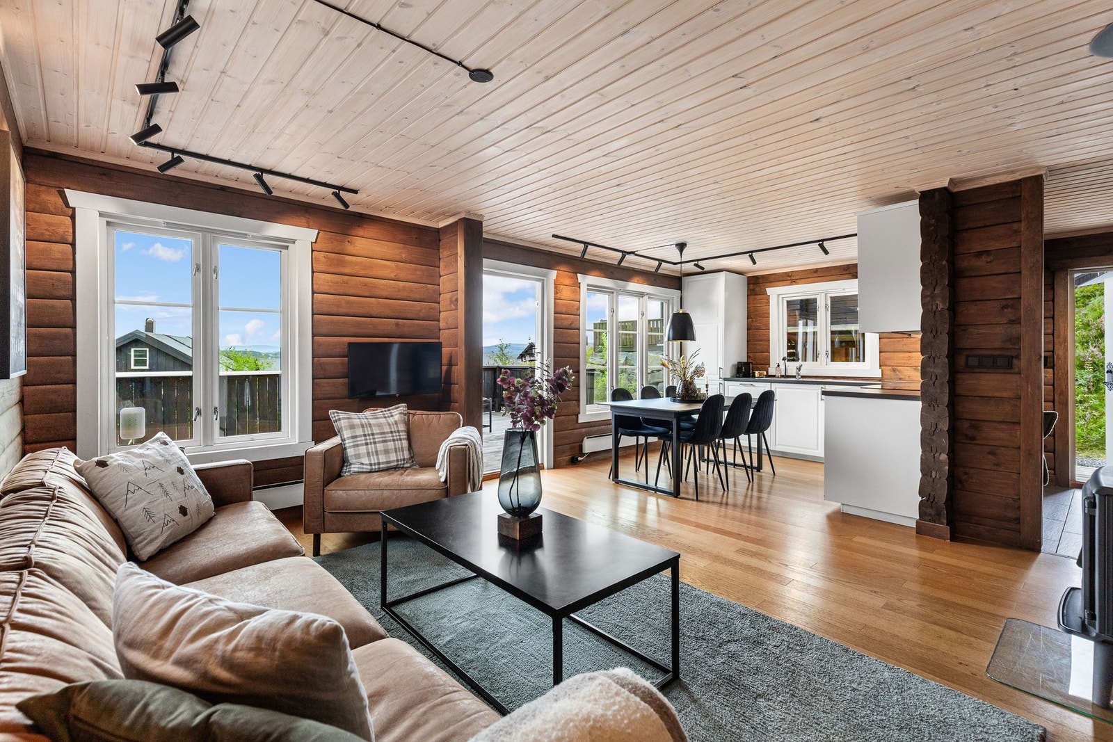 Stuen er av en fin størrelse med god plass til sitteplass for venner og familie. Galleribilde