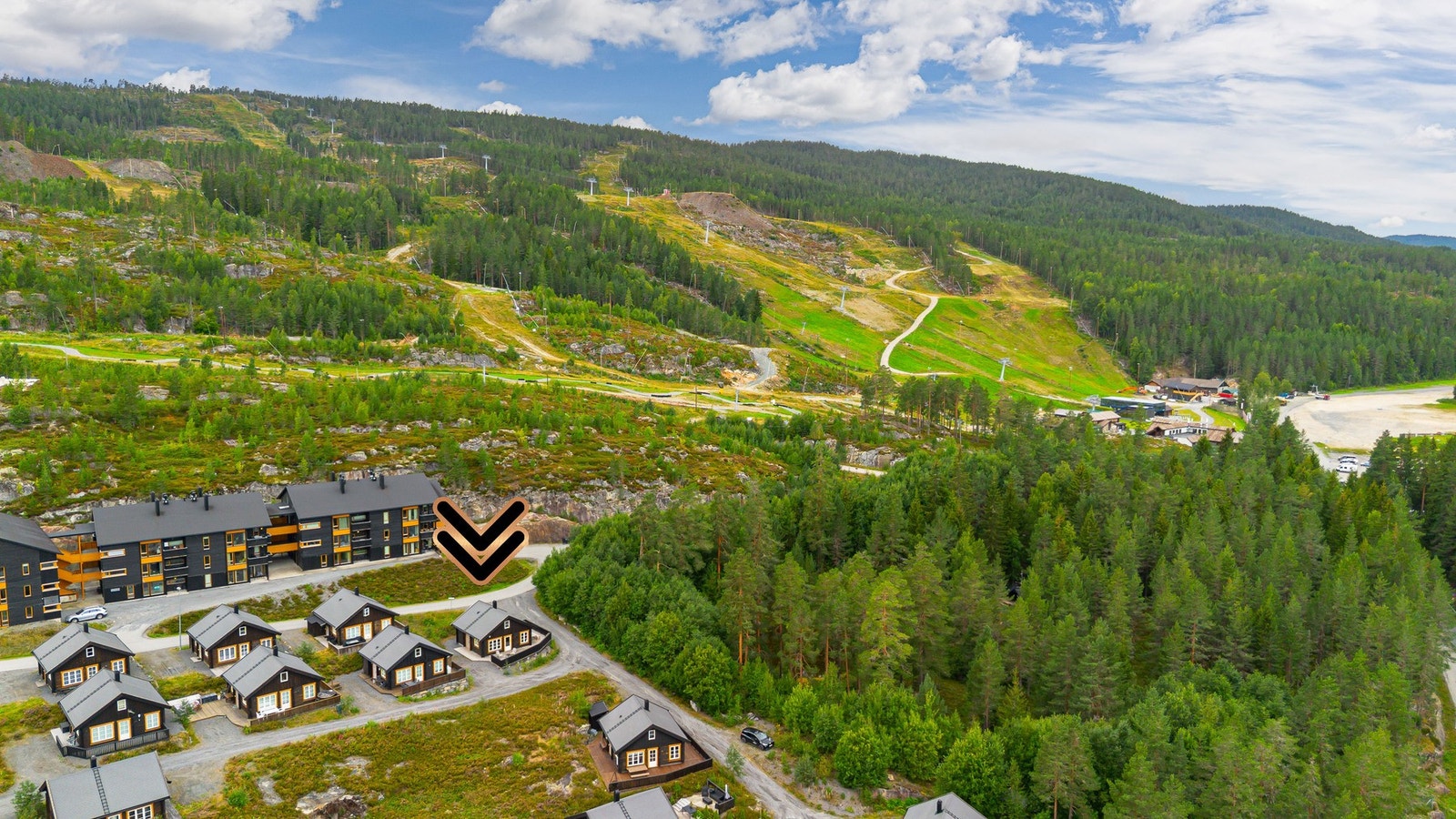 Hytta ligger i enden av feltet og har hyggelig uteplasser hvor du enkelt kan flytte deg etter solen. Galleribilde