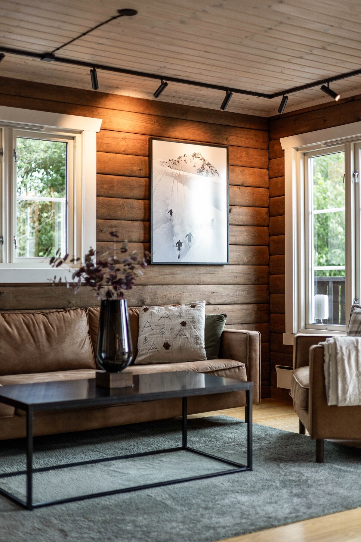 Stuen fremstår moderne samt behold et klassisk hyttepreg. Galleribilde