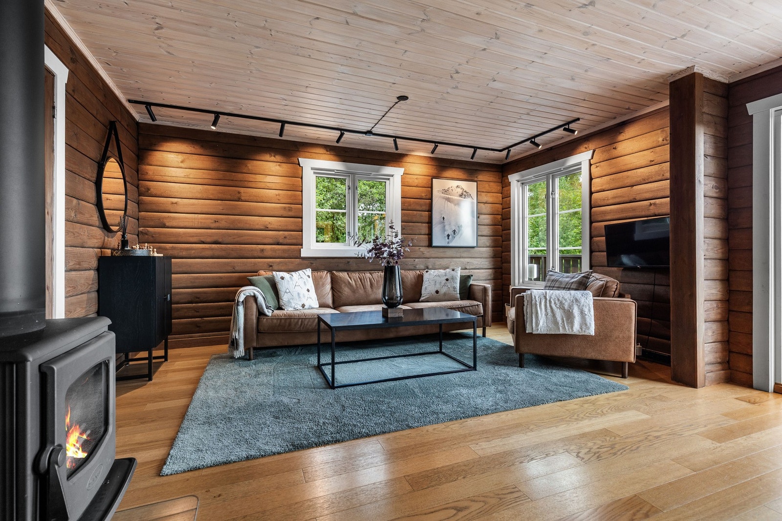 I stuen er det peis for ekstra kos og hygge. Galleribilde