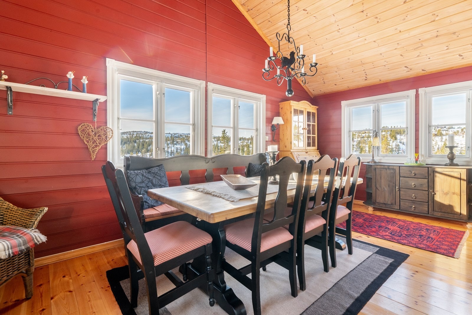 Overflater i stue og på kjøkken består av furugulv og malt trepanel på vegger, samt trepanel og malt trepanel i tak. Galleribilde