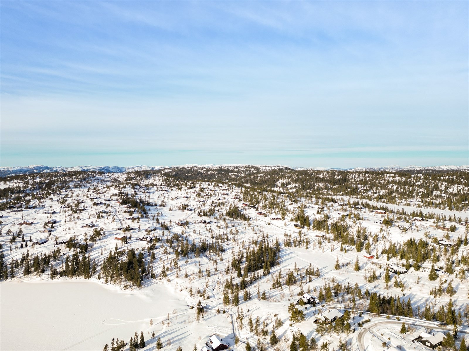 Det er i underkant av 15 minutter med bil til nærmeste tettsted, hvor dagligvarehandelen kan gjøres ved Nærbutikken Nissedal. Galleribilde