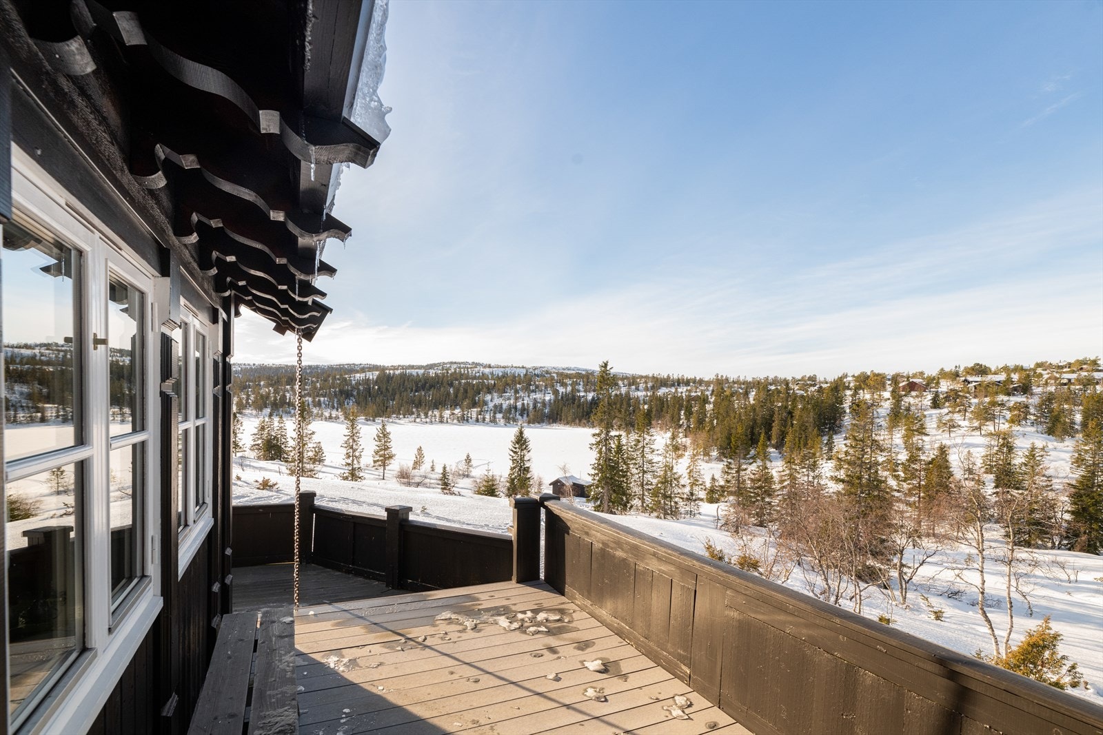 Det er i tilknytning til hytta etablert flere flotte uteplasser, med veranda beliggende i tre himmelretninger, herunder syd, vest og øst. Galleribilde