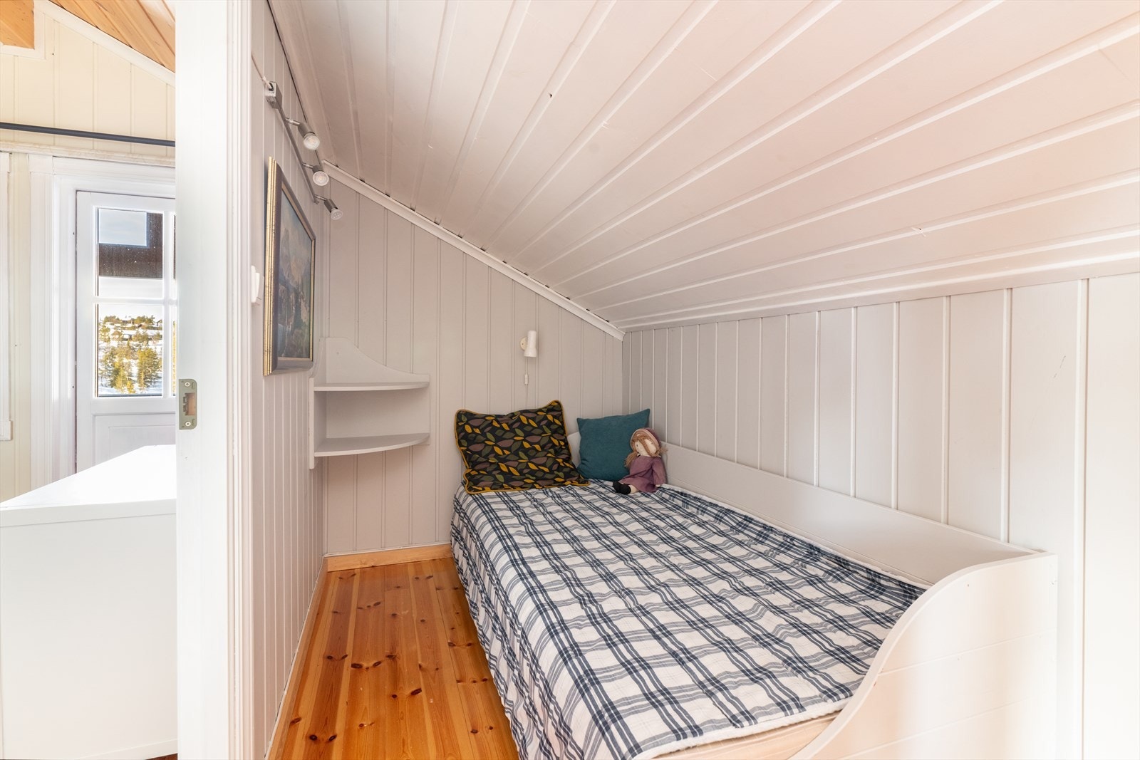 På hemsen er det også etablert en ekstra sengeplass i gang mellom de to soverommene. Gangen har lav takhøyde. Galleribilde