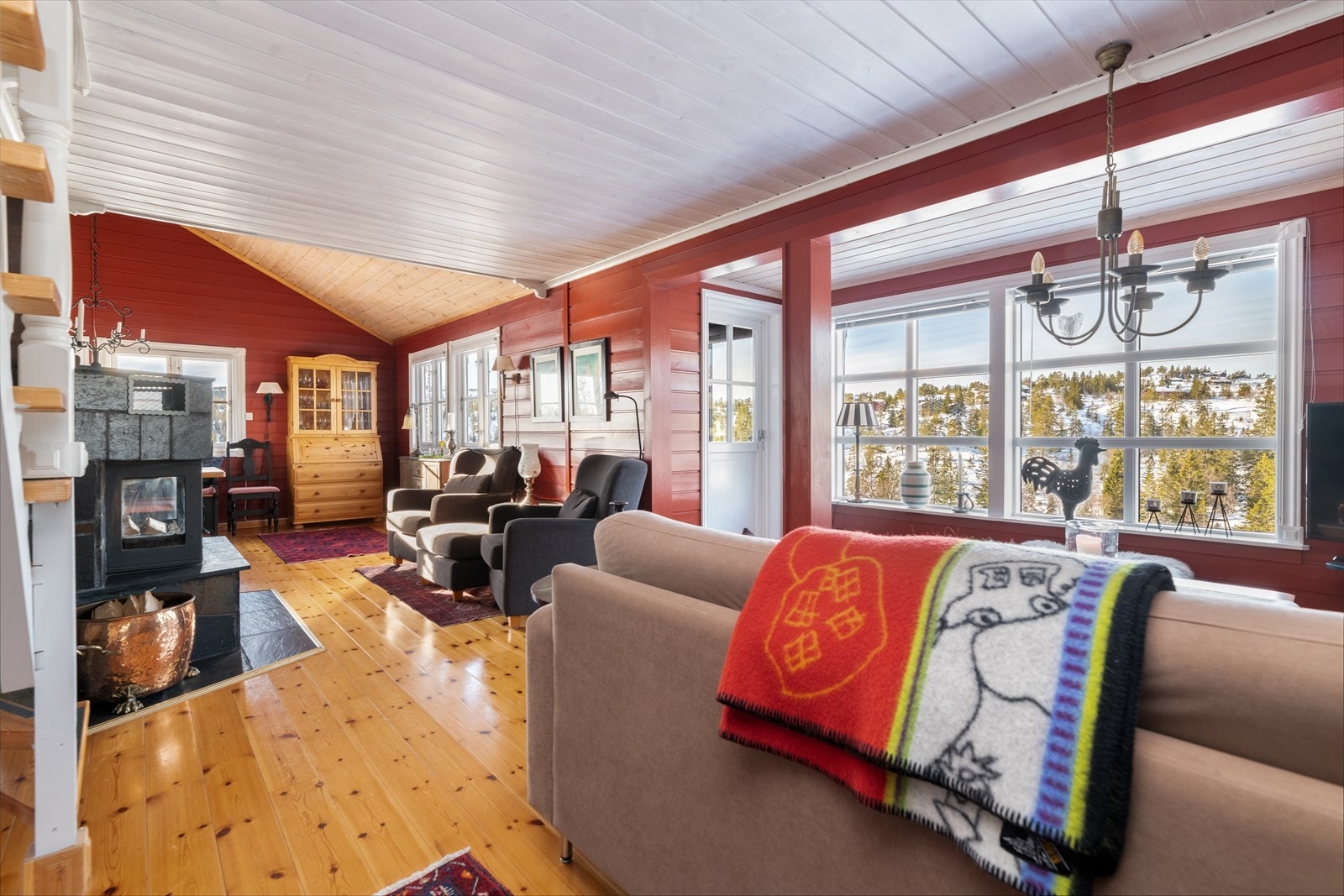 Romløsningen skaper fine soner for møblering, hvorav det er god plass til sofagruppe og stuemøblement. Galleribilde