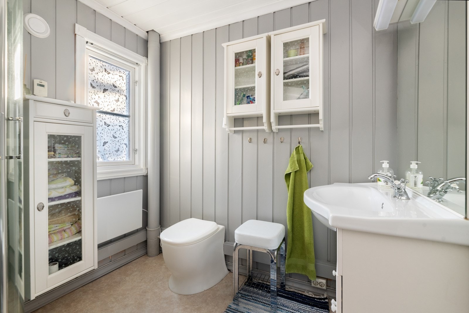 Lyst og romslig bad utstyrt med dusjkabinett og bio-toalett. Pent servantskap, samt speil og overlys med el-stikk. Galleribilde