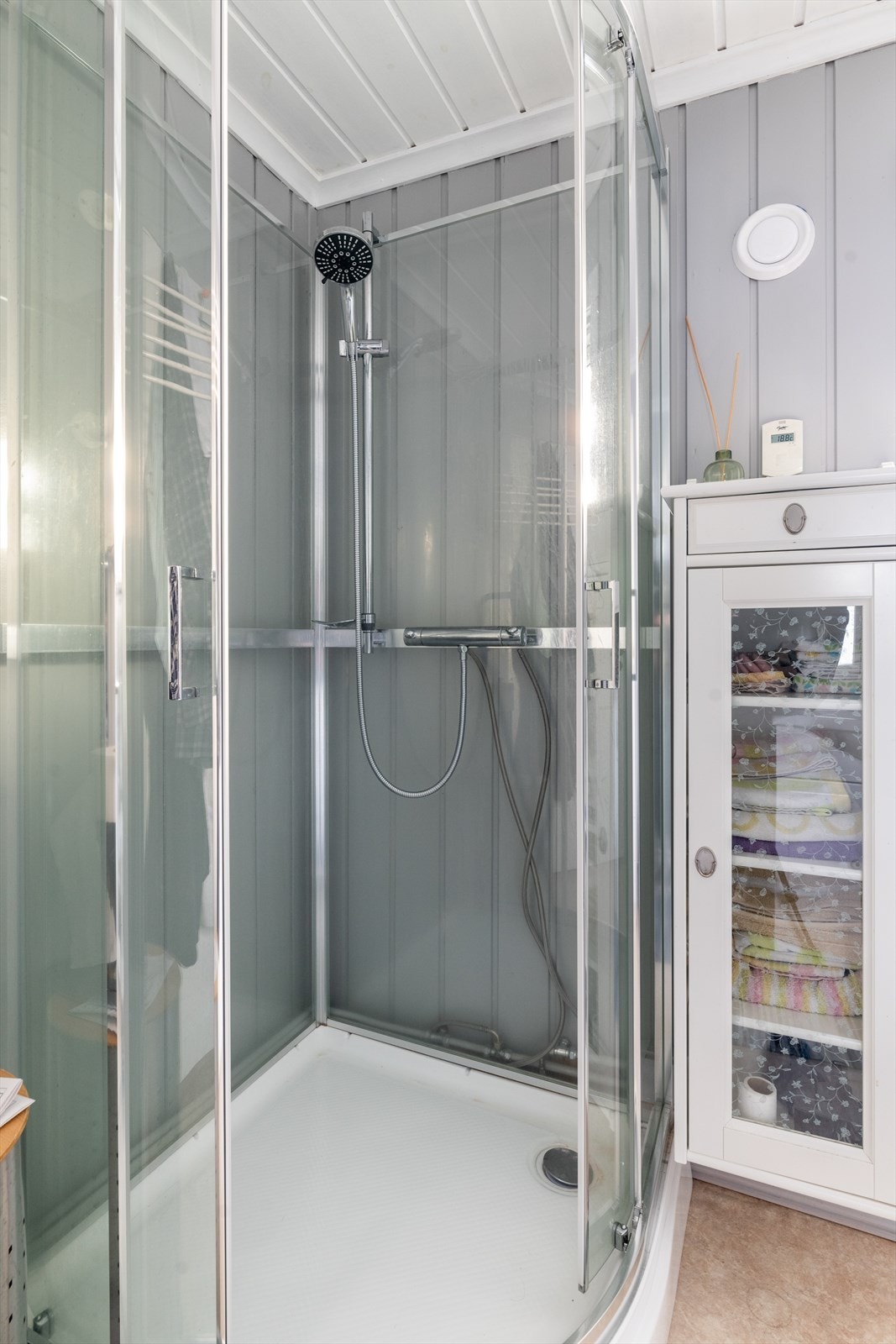 Gråvann går rett ut i terreng, uten at det er etablert tilfredsstillende gråvannsfilter. Løsningen er ikke i tråd med gjeldende forskrifter. Galleribilde