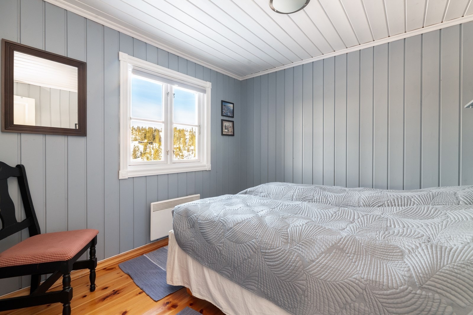 Soverommene har fin plass til soveromsmøblement. Det ene soverommet har også garderobeskap for klesoppbevaring. Galleribilde