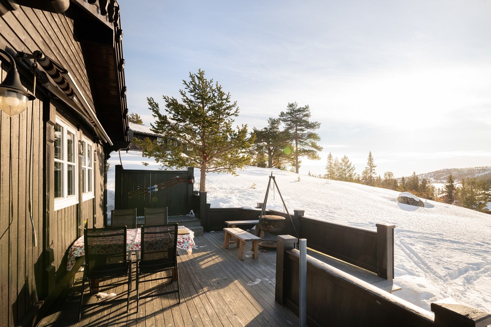 På veranda er det god plass til diverse utemøblement, samt er det på verandadel mot syd montert markise og uttrekkbar levegg. Galleribilde