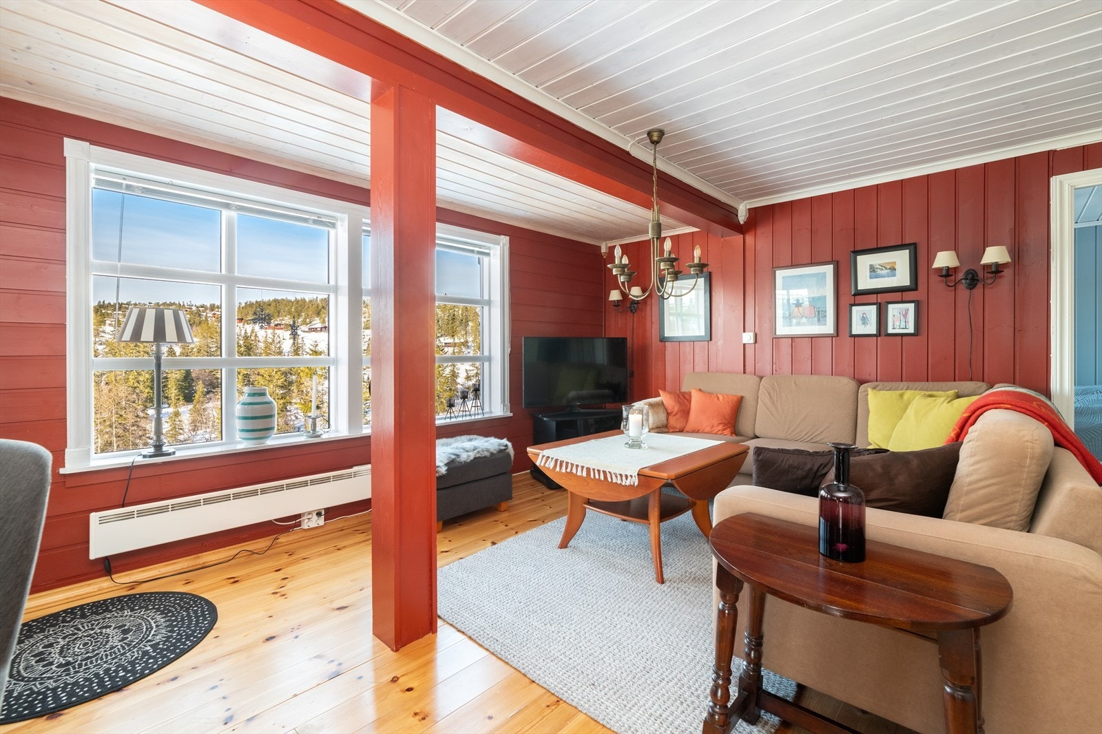 Stuevinduene slipper inn godt med naturlig lys og gir flott utsikt til de naturskjønne omgivelsene! Galleribilde