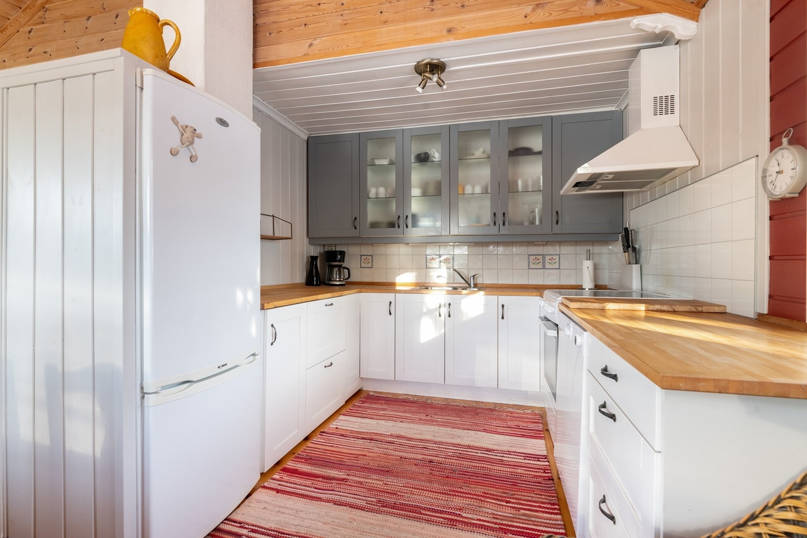 Kjøkkenet ligger i delvis åpen løsning og har pen kjøkkeninnredning. Godt med skapplass og avsatt plass til frittstående hvitevarer. Galleribilde