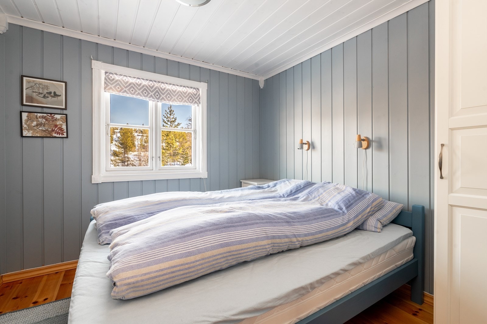 Fritidsboligen har i dag fire soverom, herunder to i hovedetasjen og to på hemsen. De to soverommene i hovedetasjen er romslige. Galleribilde