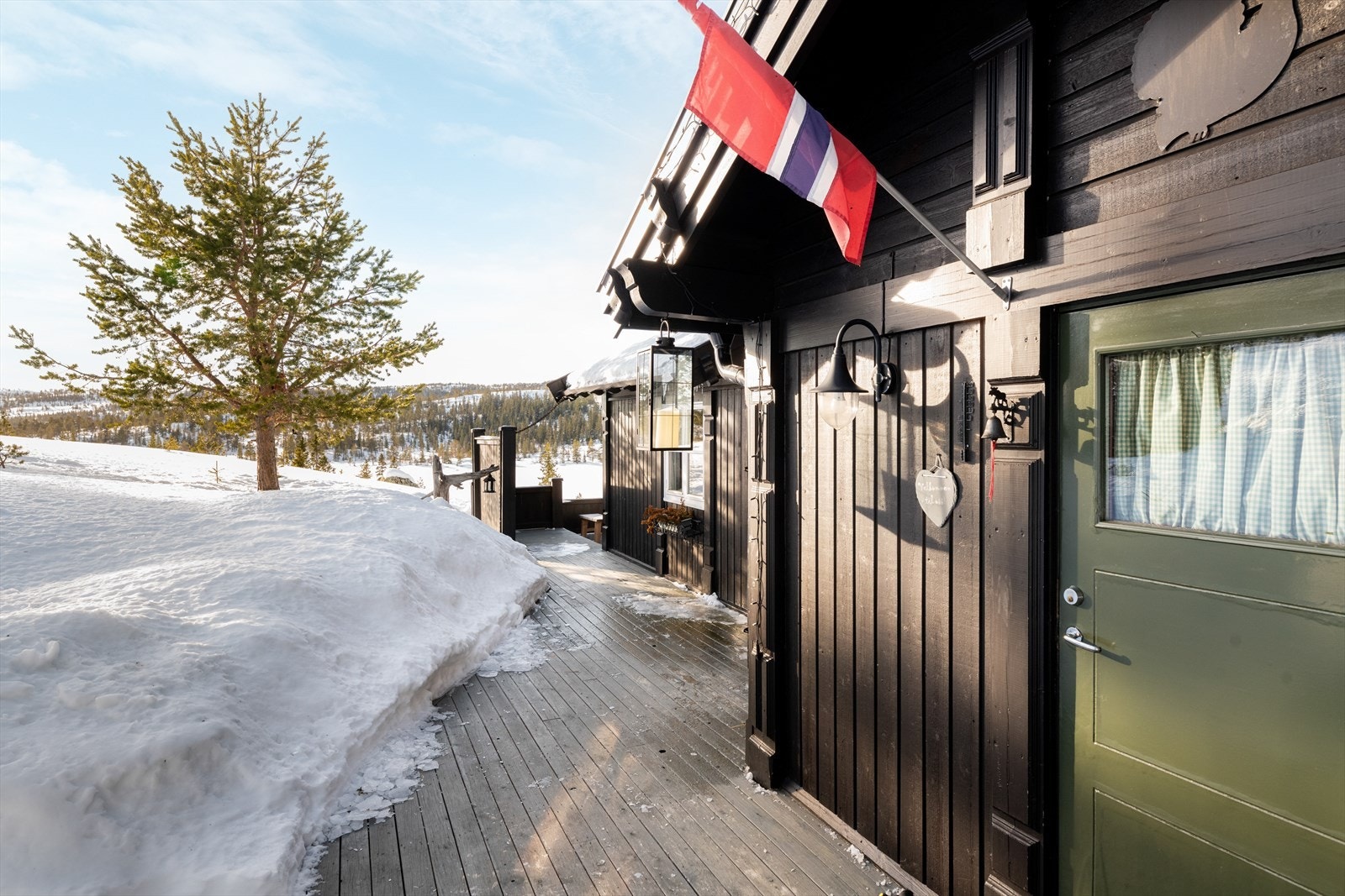 Entré og stue i hovedetasjen er noe utvidet uten at dette er søkt om og uten at nødvendig godkjennelse er gitt av kommunen. Galleribilde