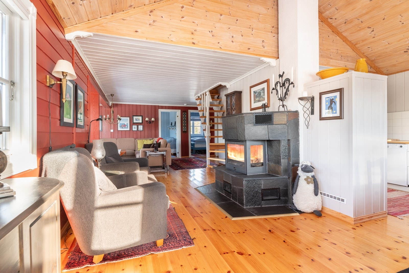 Flott vinkelstue av god størrelse, med delvis åpen kjøkkenløsning og gode vindusflater. Galleribilde