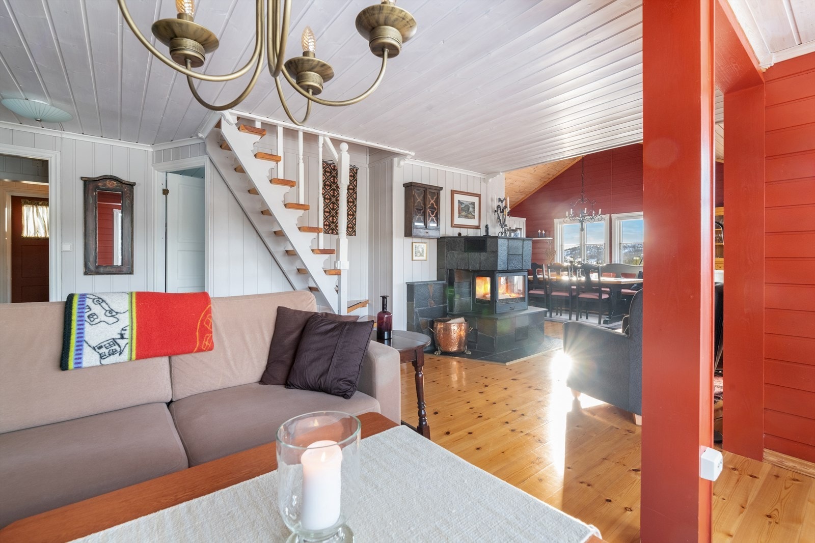 Sentralt i rommet er det for øvrig etablert en murt peis med innsats, som sørger for lun og god varme vinterstid. Galleribilde