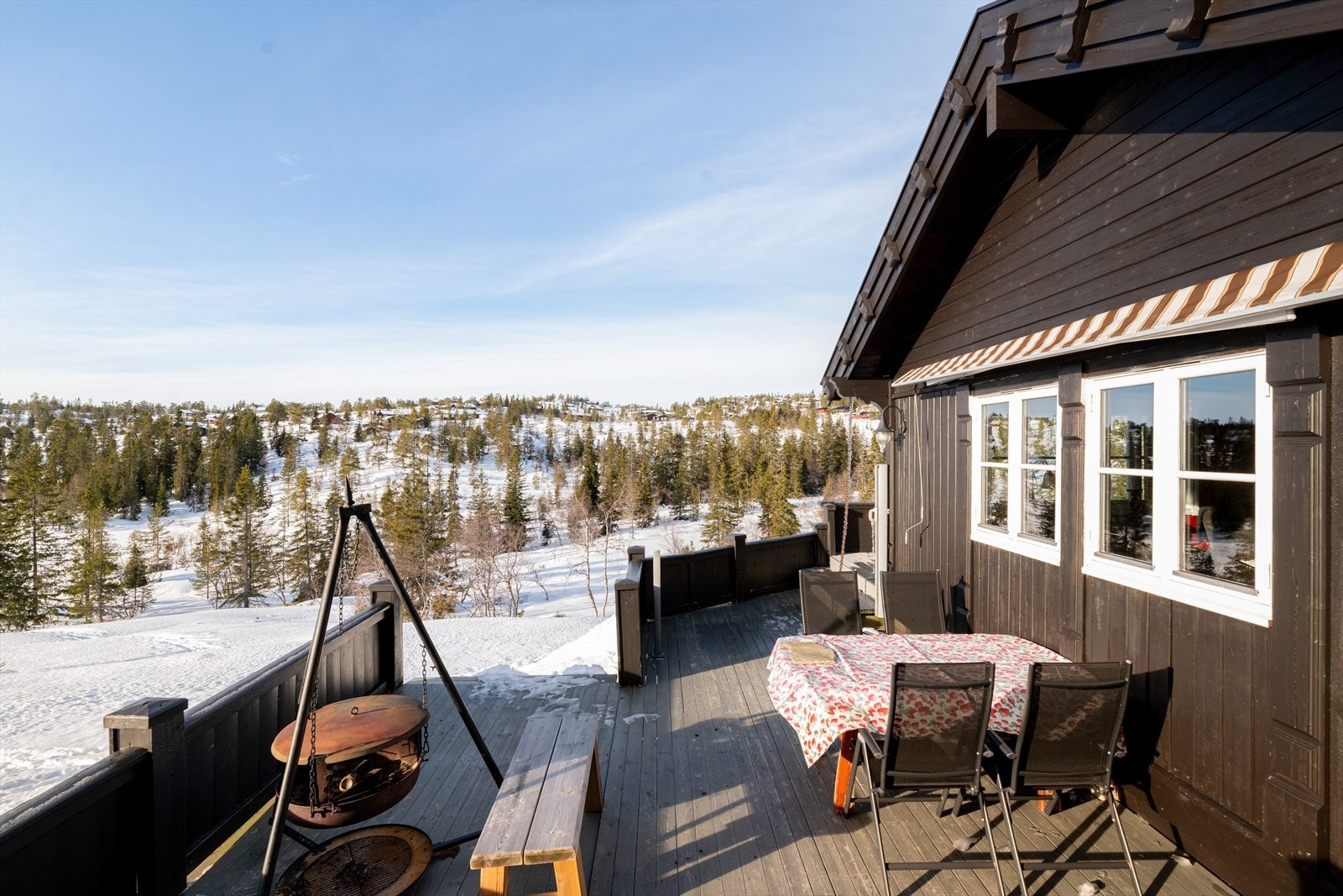 Verandaer er oppført i impregnert treverk og det er etablert utvendige trapper med nedgang til terreng. Galleribilde