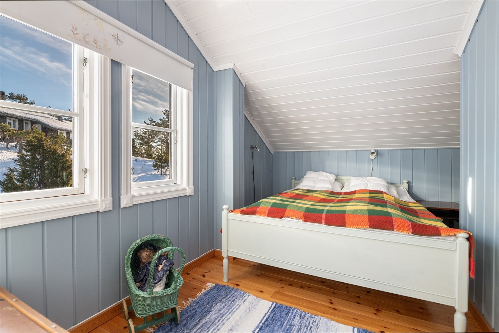 Adkomst til hems er via lakkert, smal og bratt trapp. Soverommene på hemsen er romslige, med fin plass til soveromsmøblement. Galleribilde