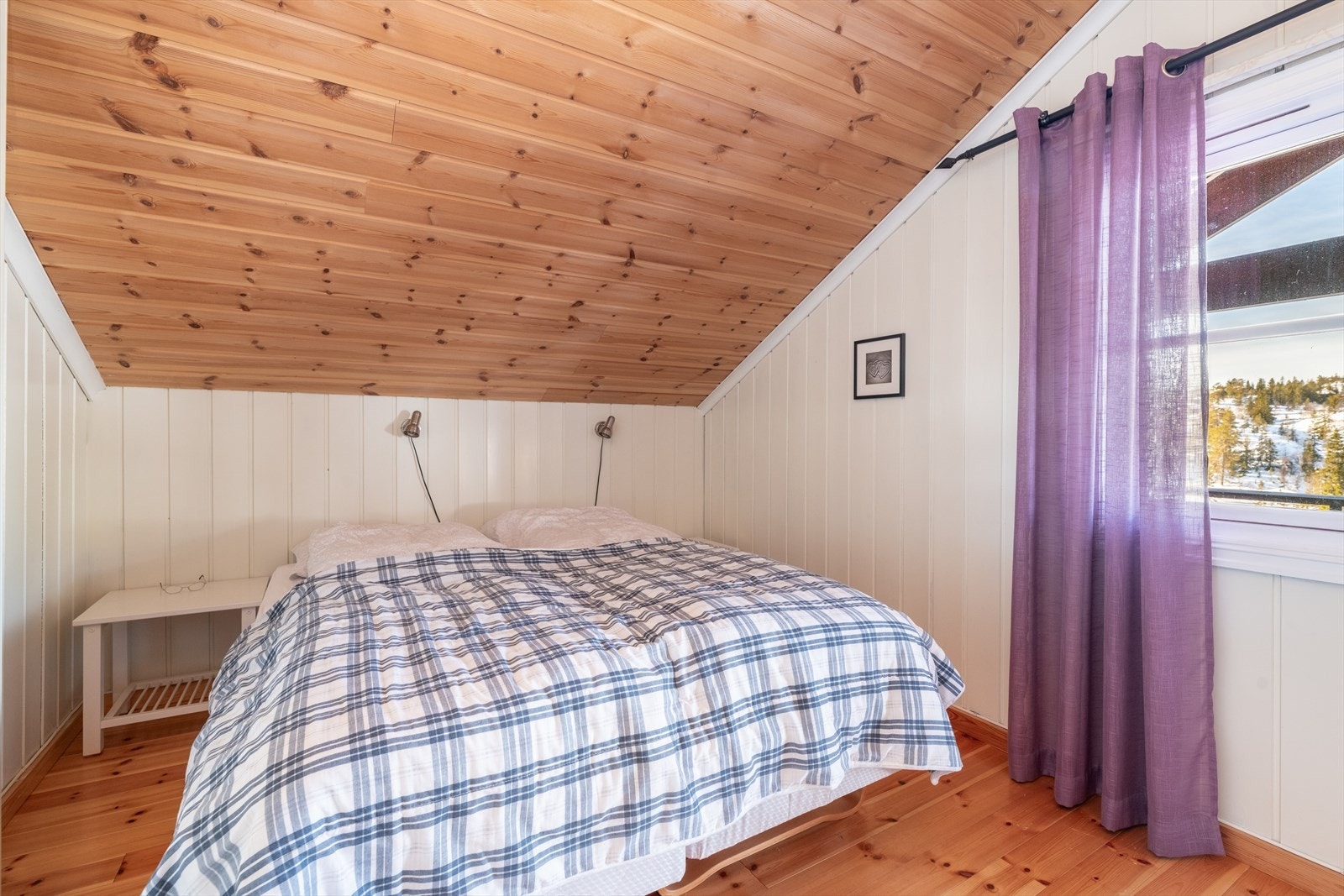 Det ene soverommet på hemsen har utgang til en romslig, overbygget balkong mot vest, med nydelig utsikt over nærområdet! Galleribilde