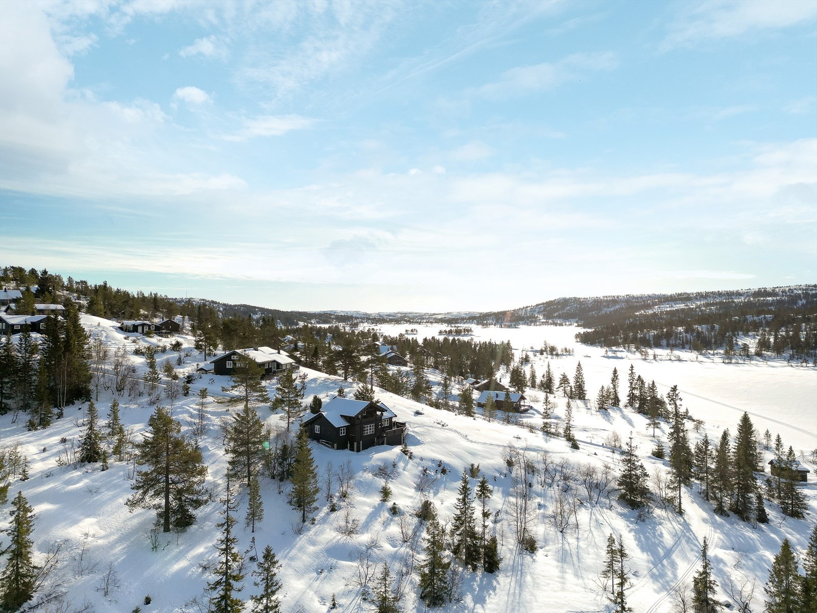Sommerstid er det kun en liten spasertur til Huvtjønn, med muligheter for bading og fiske. I nærheten ligger også Breili og Holmvann. Galleribilde