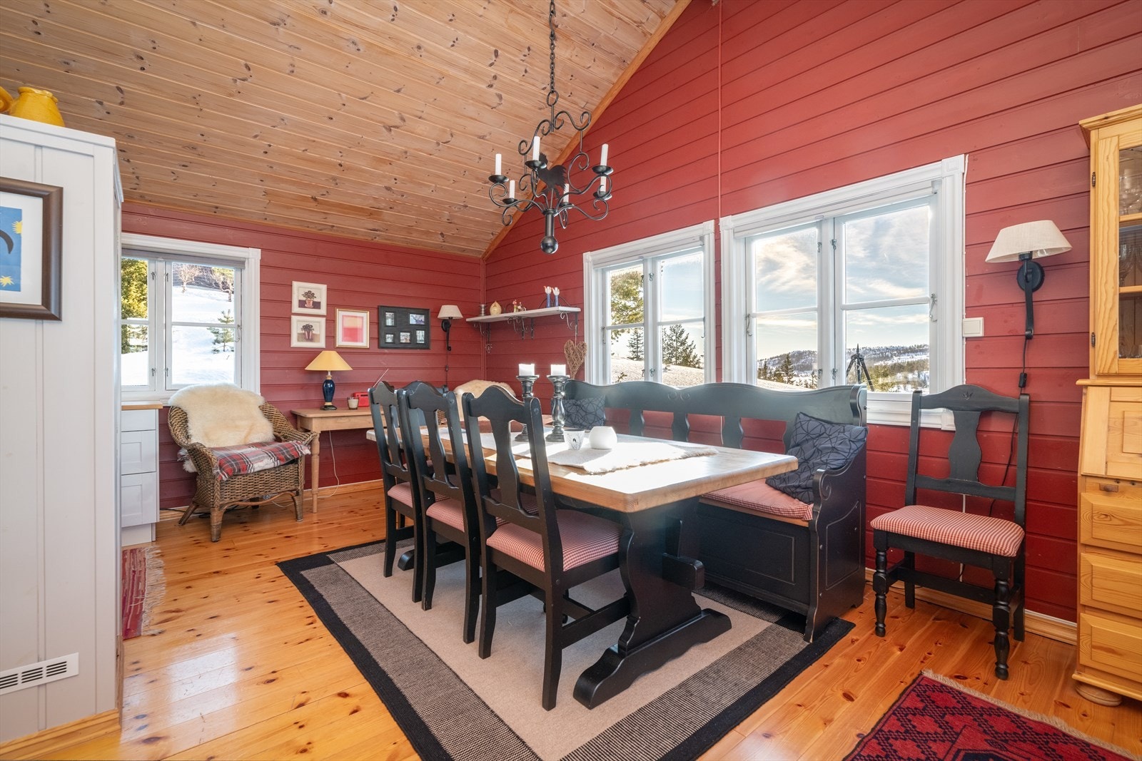 Spisestuedelen har åpen himling, og spisestuen finner sin naturlig plass i fin tilknytning til kjøkkenet. Galleribilde