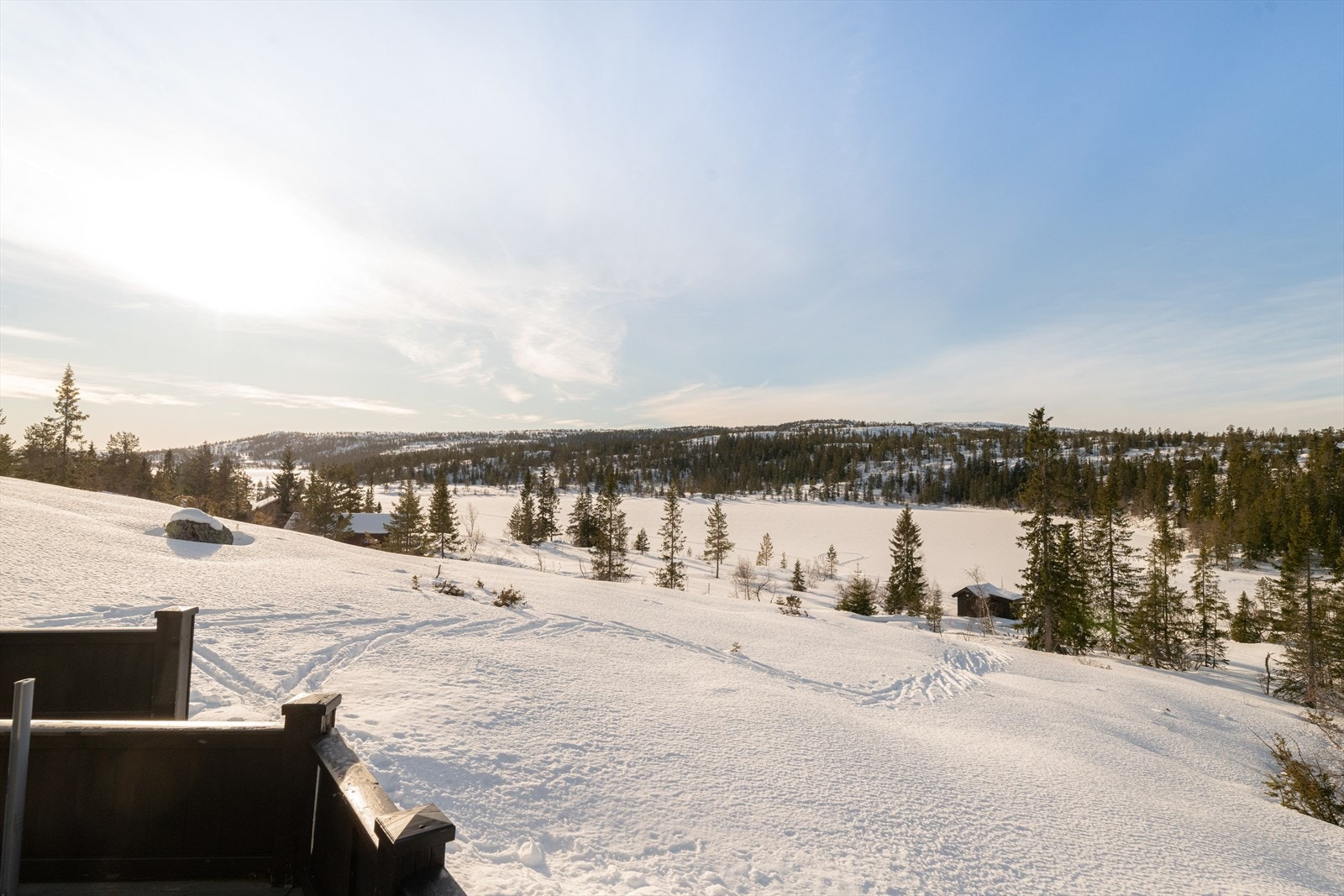 Fritidsboligen ligger med god avstand til eneste nabo, med store friområder rundt og nydelig utsikt til Huvtjønn! Galleribilde