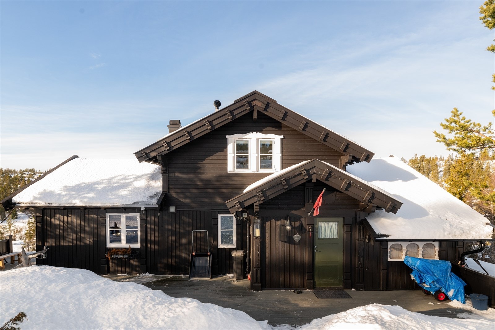 Fritidsboligen fremstår godt holdt og innehar en fin planløsning med hovedetasje, samt hems. Mulighet for parkering rett i nærheten. Galleribilde