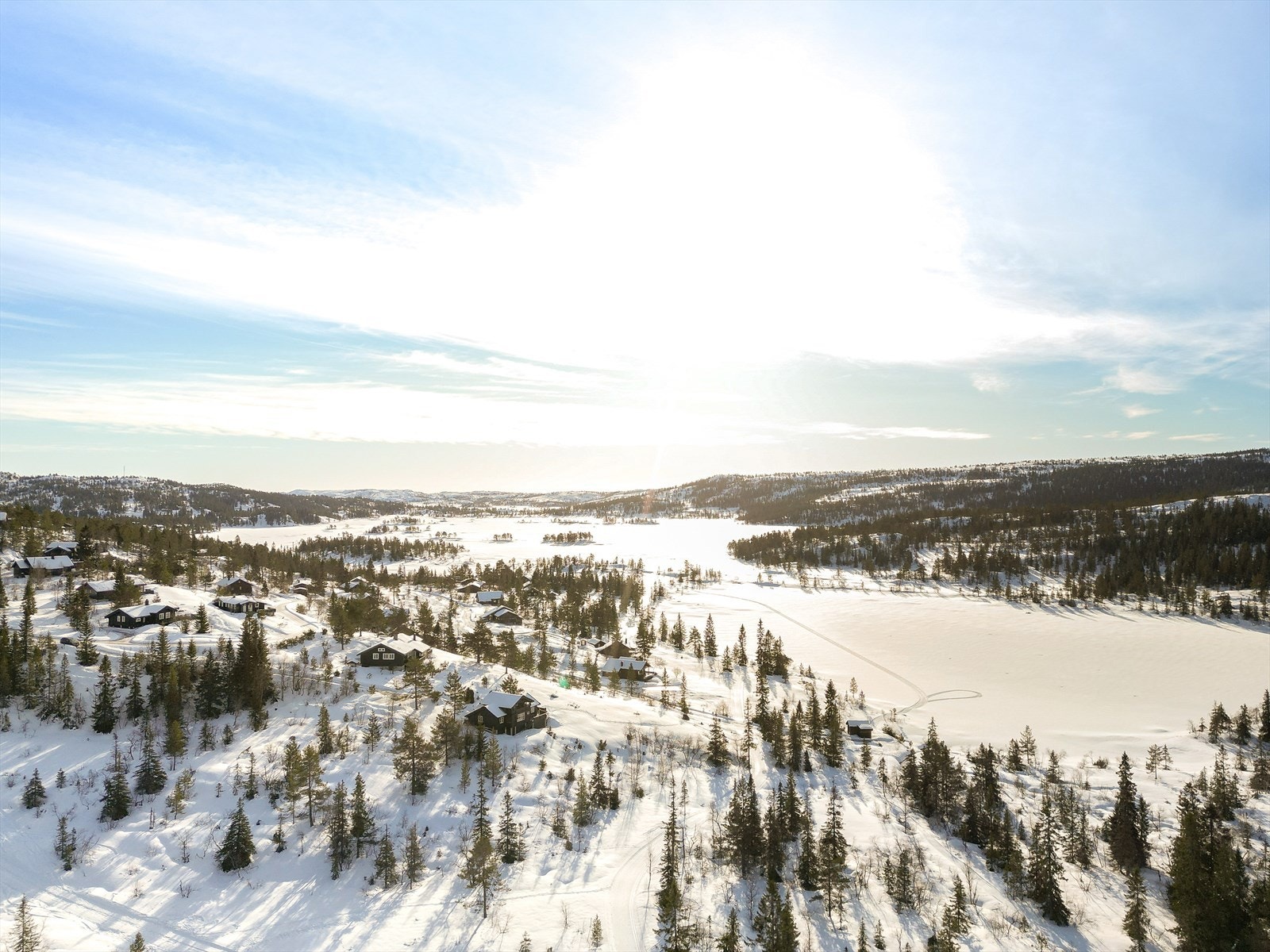 Fritidsboligen ligger i ytterste rekke i hyttefeltet Huvtjønnleiken, med svært gode solforhold og nydelig utsikt til Huvtjønn! Galleribilde