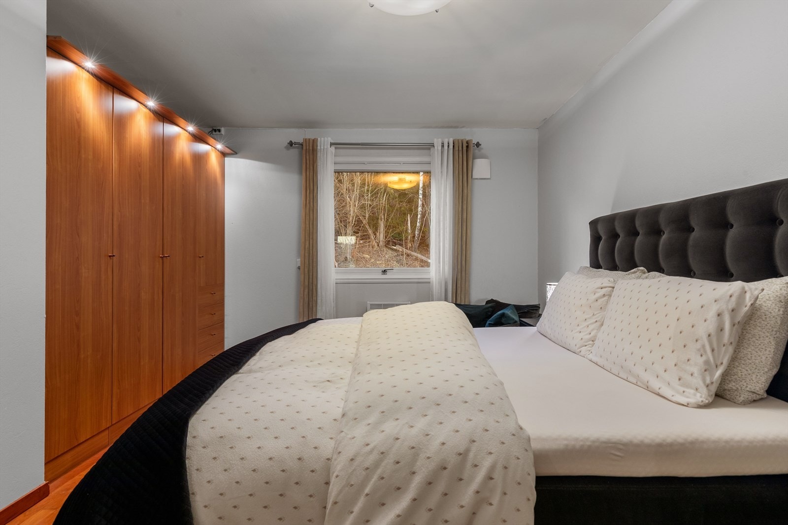 Nisje med god plass til garderobeskap for oppbevaring Galleribilde