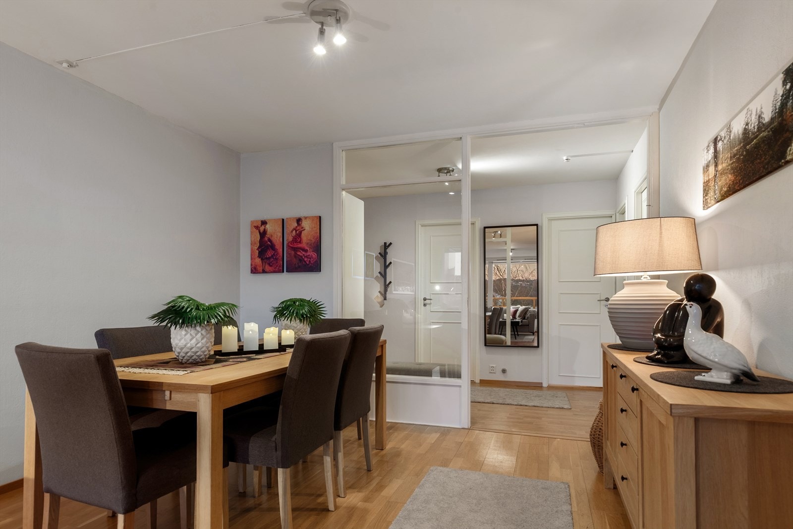 God plass for spisemøblement i stuen Galleribilde