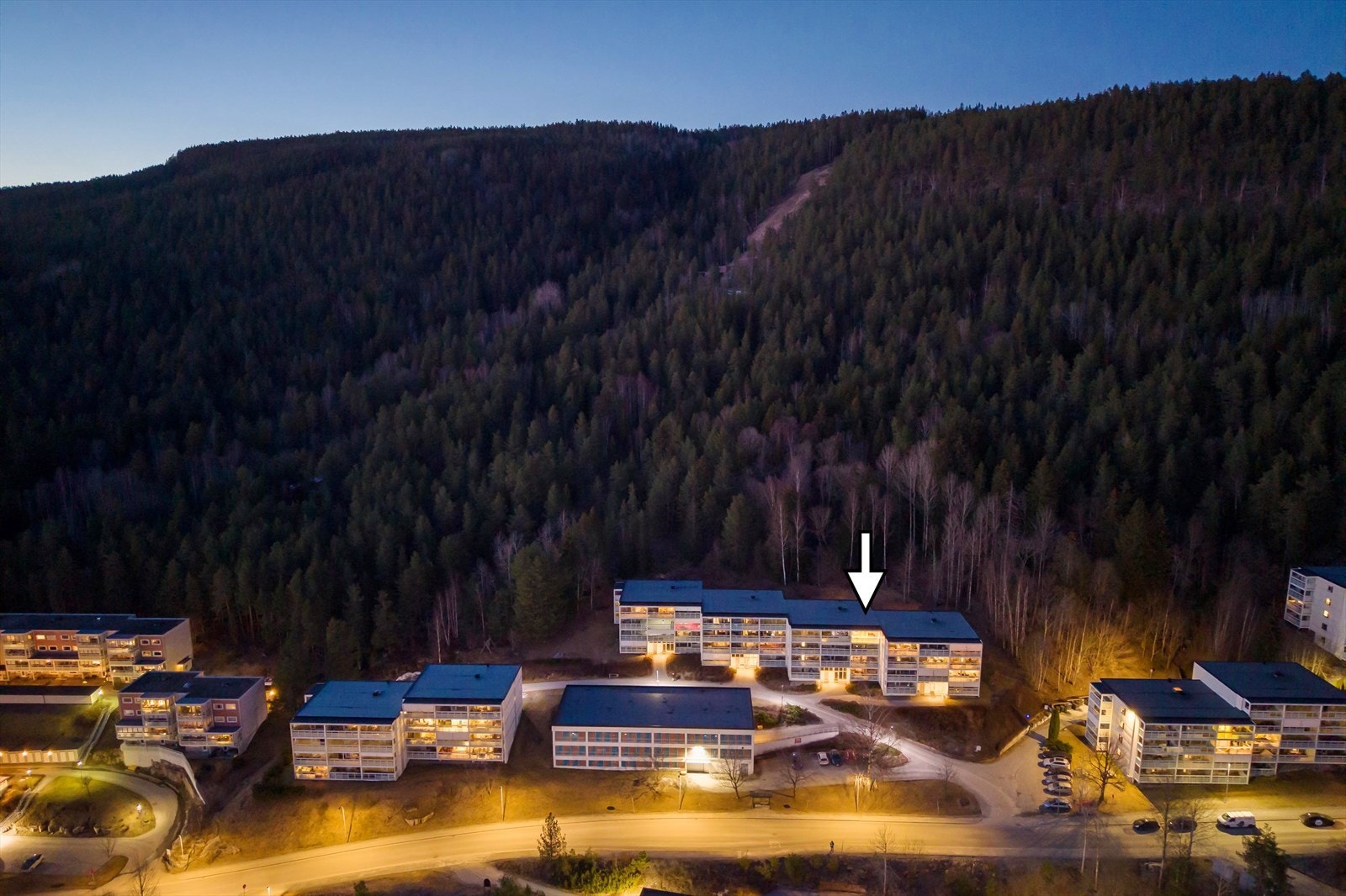 På nordsiden av bygget finner du en flott lekeplass på sameiets arealer, som er skjermet og omringet av skogen Galleribilde