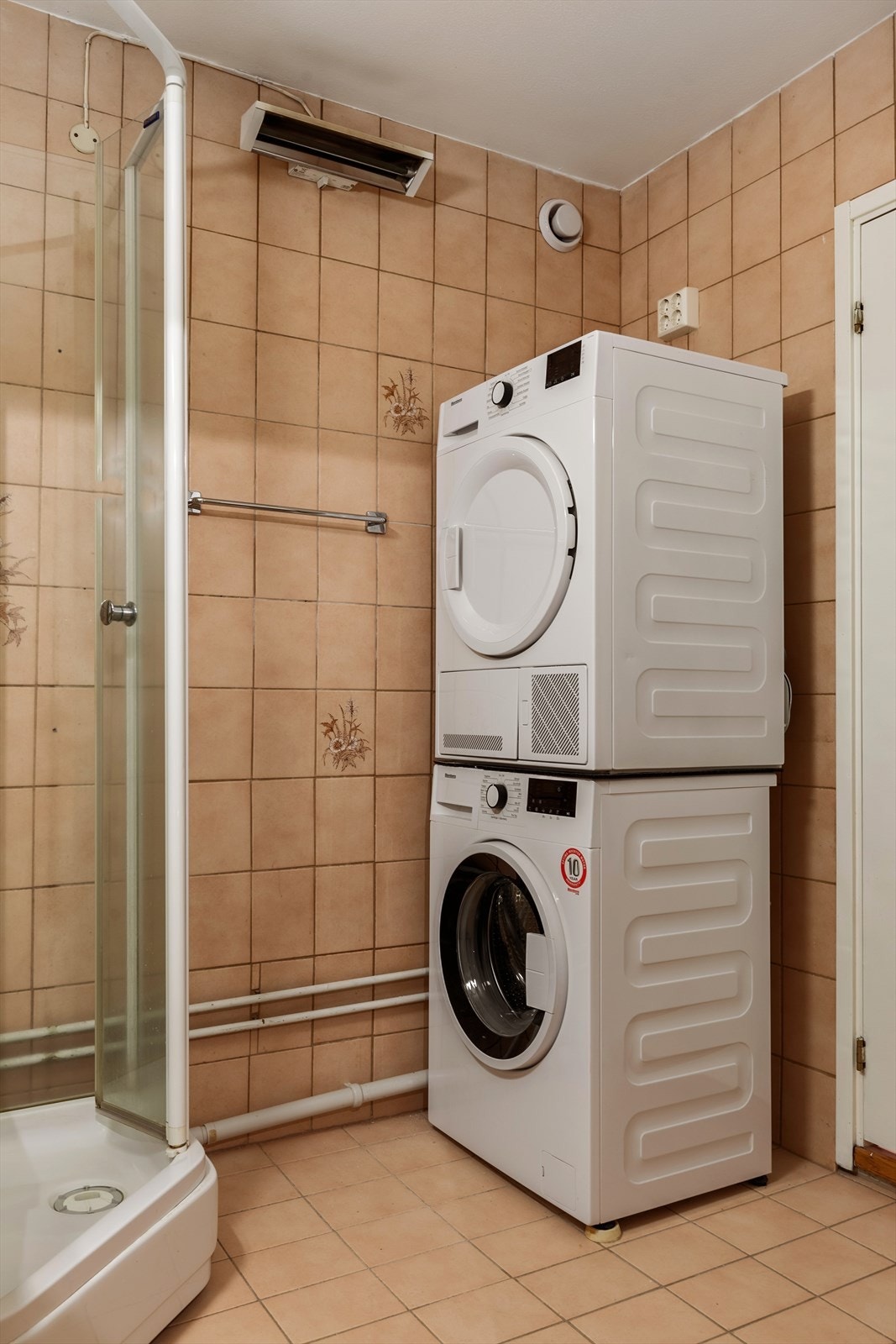 Badene skal totalrenoveres i regi av sameiet september 2025. I den anledning vil man få mulighet til å slå sammen bad og toalett, samt gjøre egne tilvalg på fliser, baderomsmøbler og mer Galleribilde