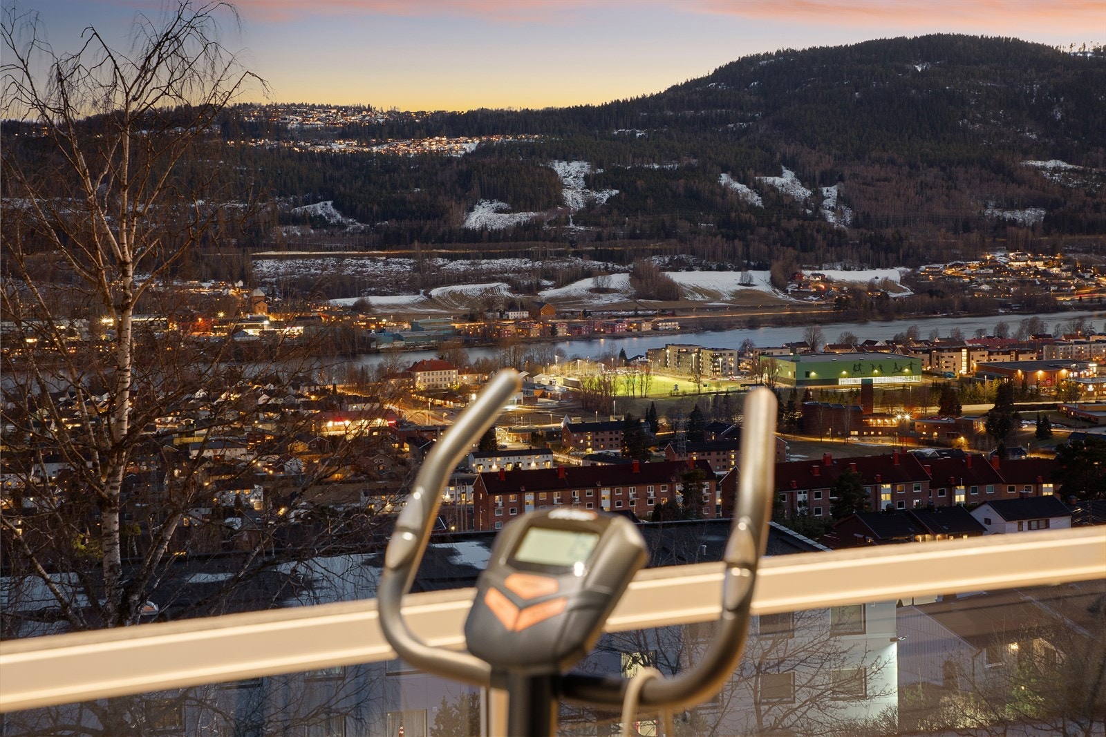 Trimrom på verandaen. Frisk luft med åpne vinduer og fantastisk utsikt. Galleribilde