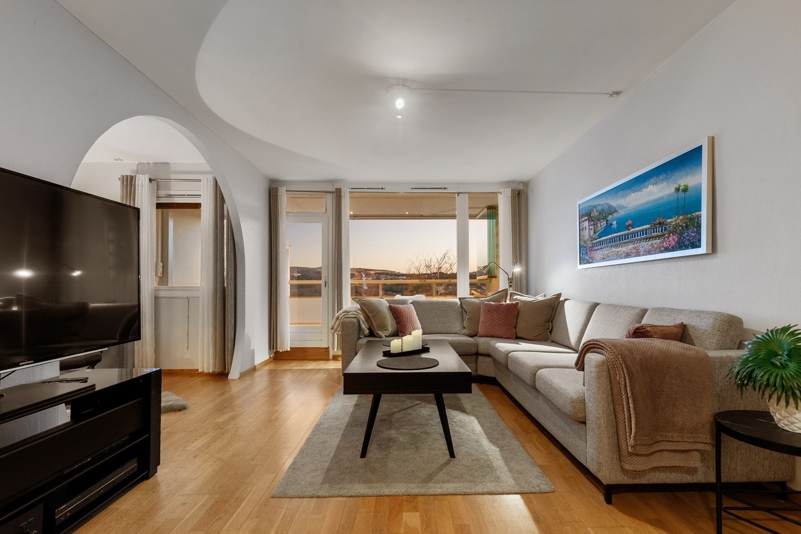 Videre gir stuen enkelt plass for sofagruppe med tilhørende tv-møblement Galleribilde