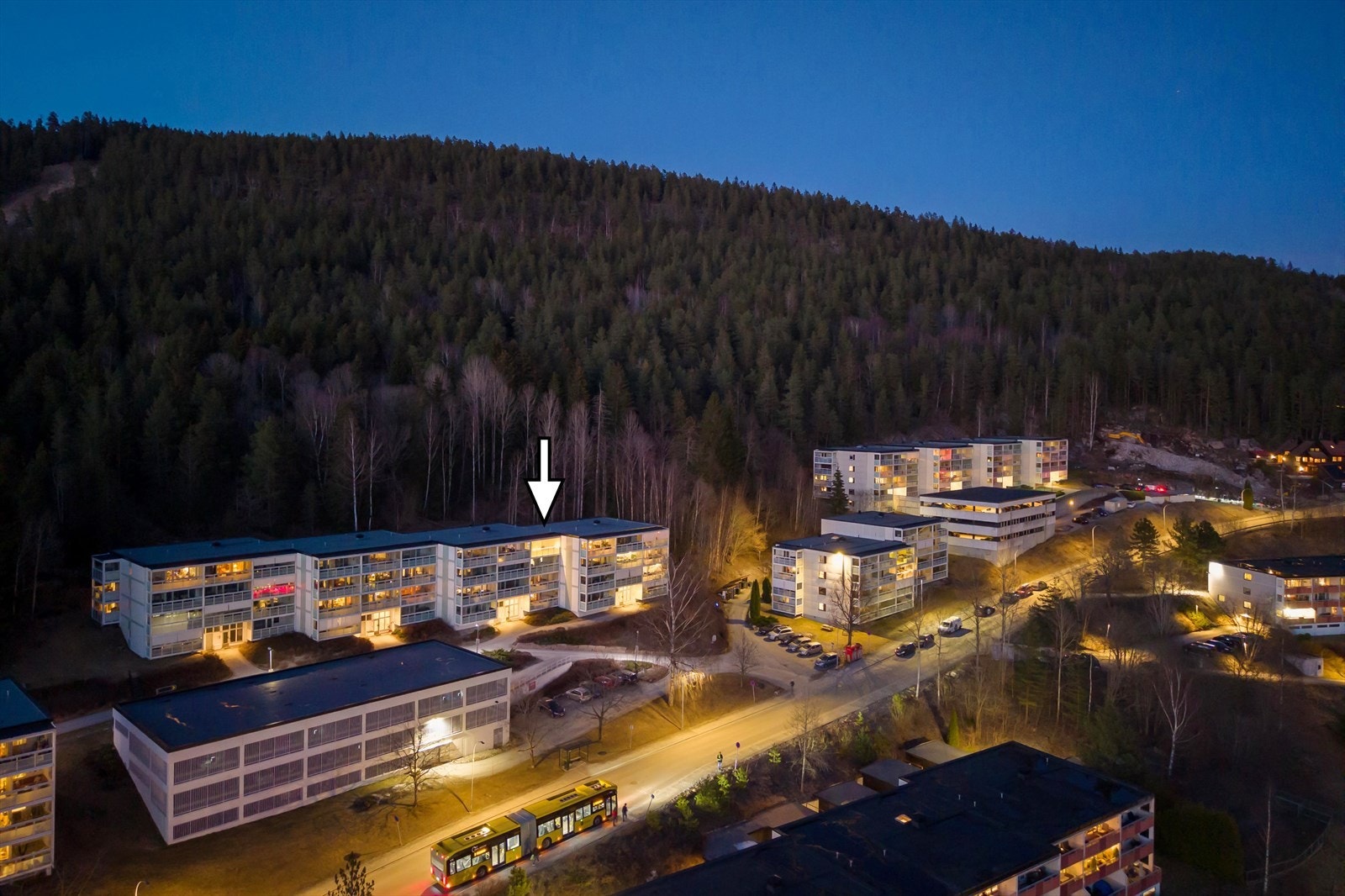 Leiligheten har en attraktiv beliggenhet - Høyt og fritt med utsikt Galleribilde