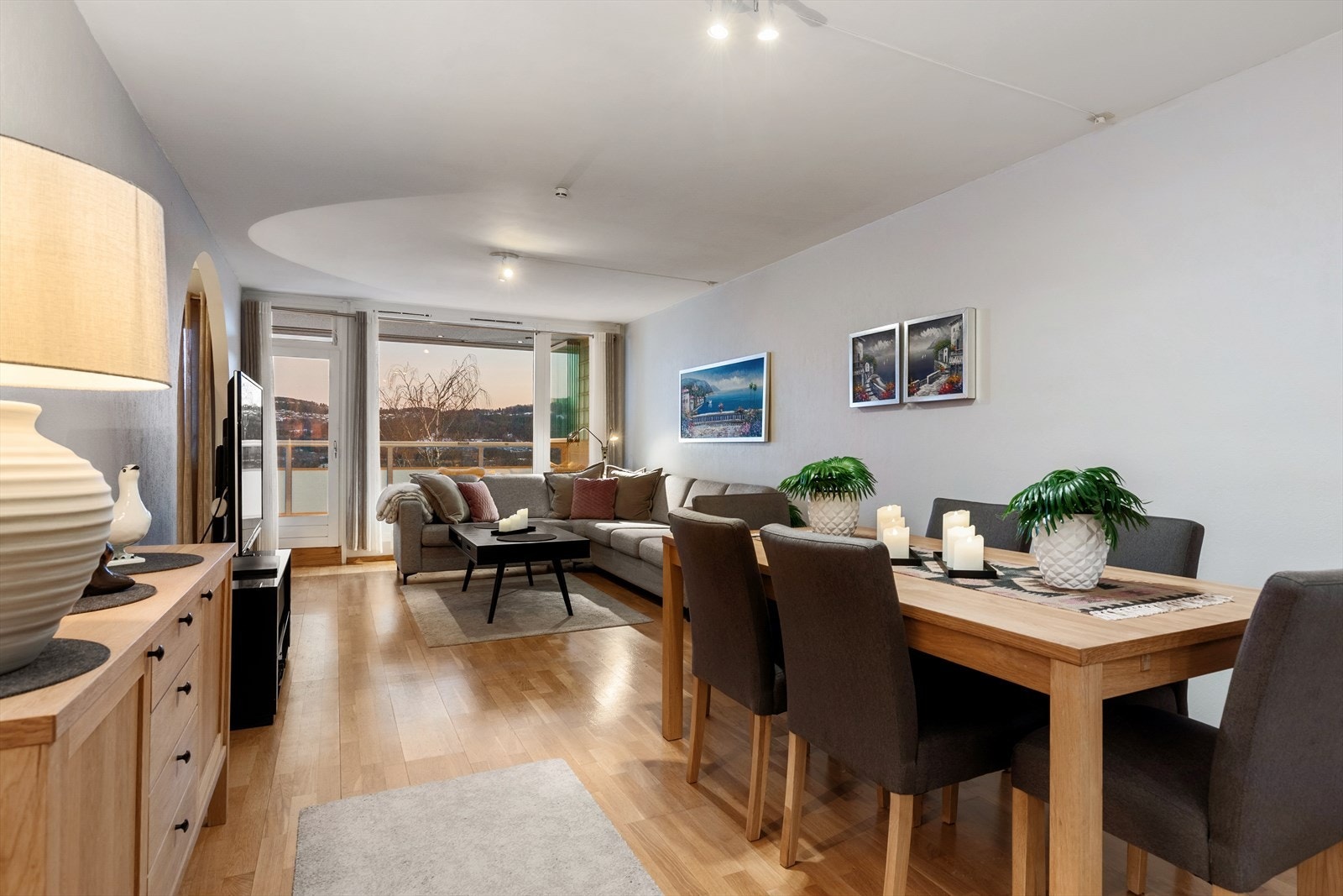 Videre adkomst til romslig stue med gode møbleringsmuligheter Galleribilde