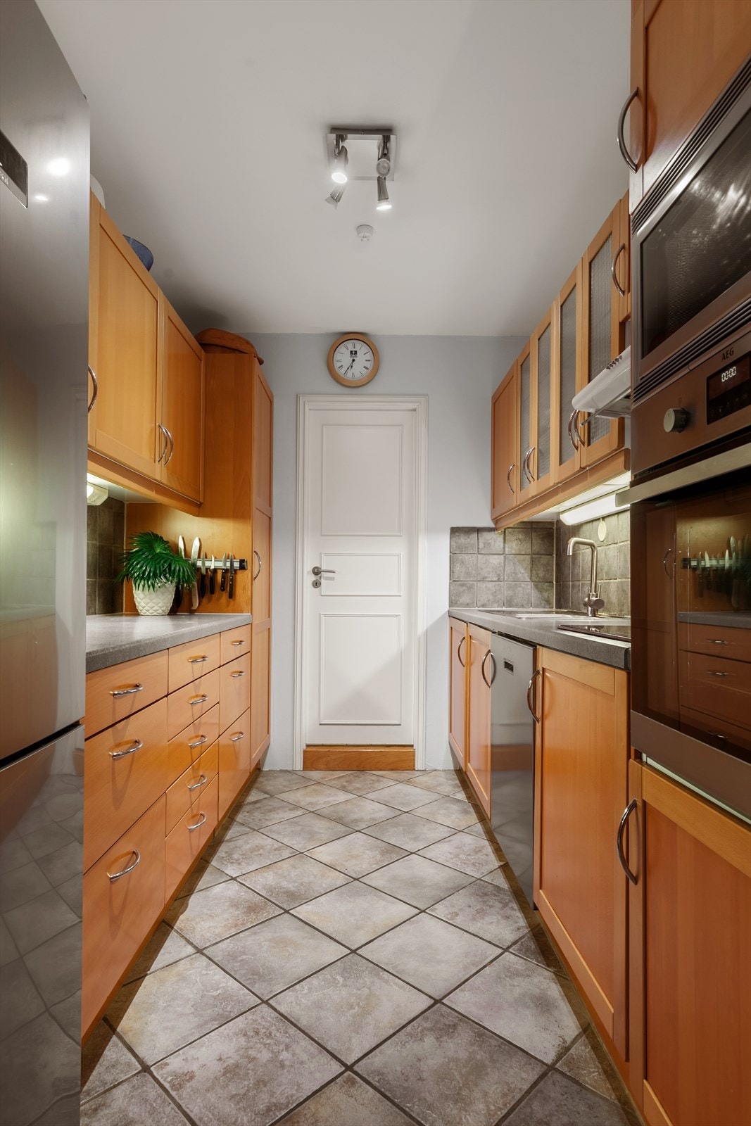 Kjøkkenet er utstyrt med integrerte hvitevarer som stekeovn, platetopp, mikro og oppvaskmaskin Galleribilde