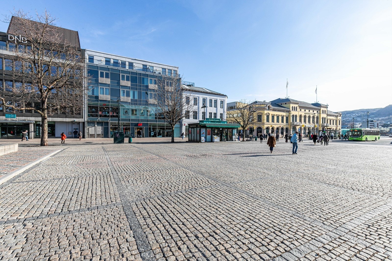 En kort kjøretur/busstur unna finner du Bragernes Torg som byr på alt av servicetilbud med restauranter, uteliv, kino, treningssenter og kjøpesenter Galleribilde