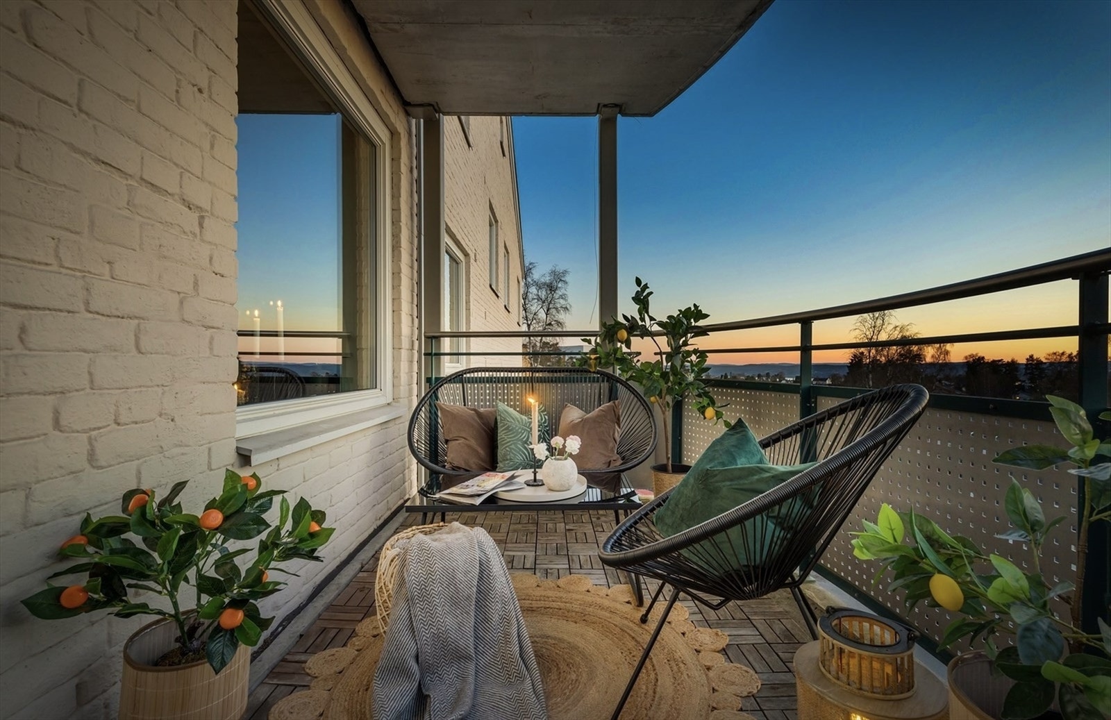 Usjenert, vestvendt balkong på 7 kvm - god plass til sittegruppe og en fin forlengelse av stuen store deler av året. Galleribilde