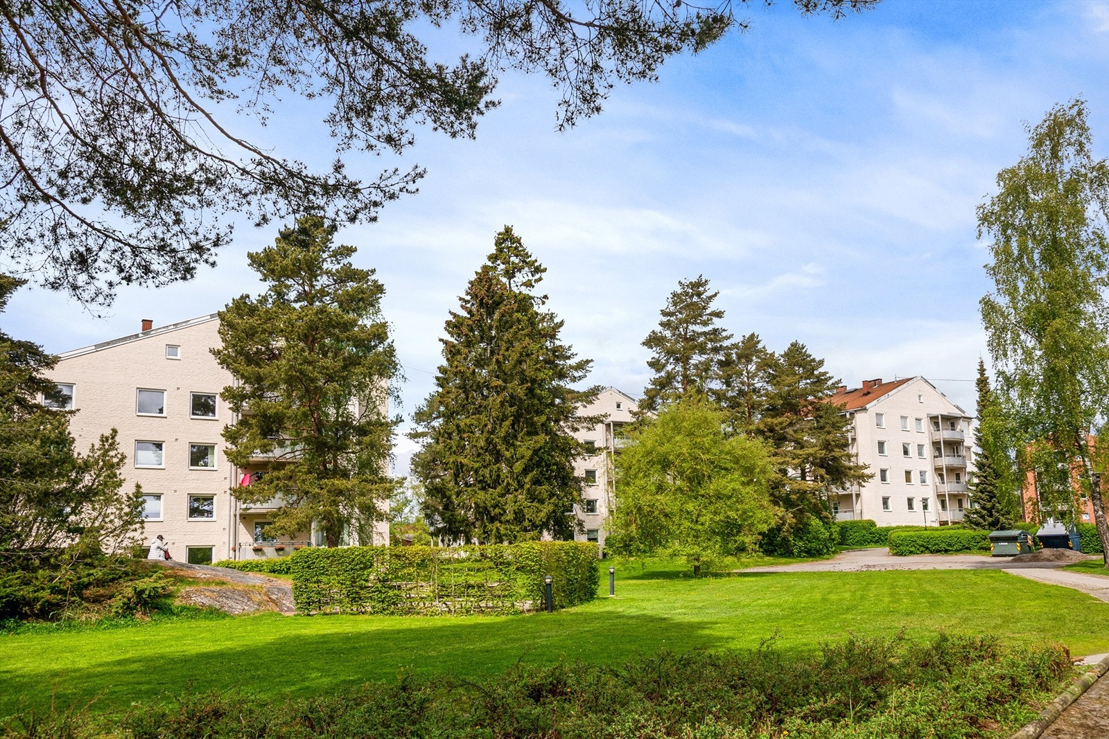 Leiligheten har en flott beliggenhet omkranset av store felles grøntarealer. Galleribilde
