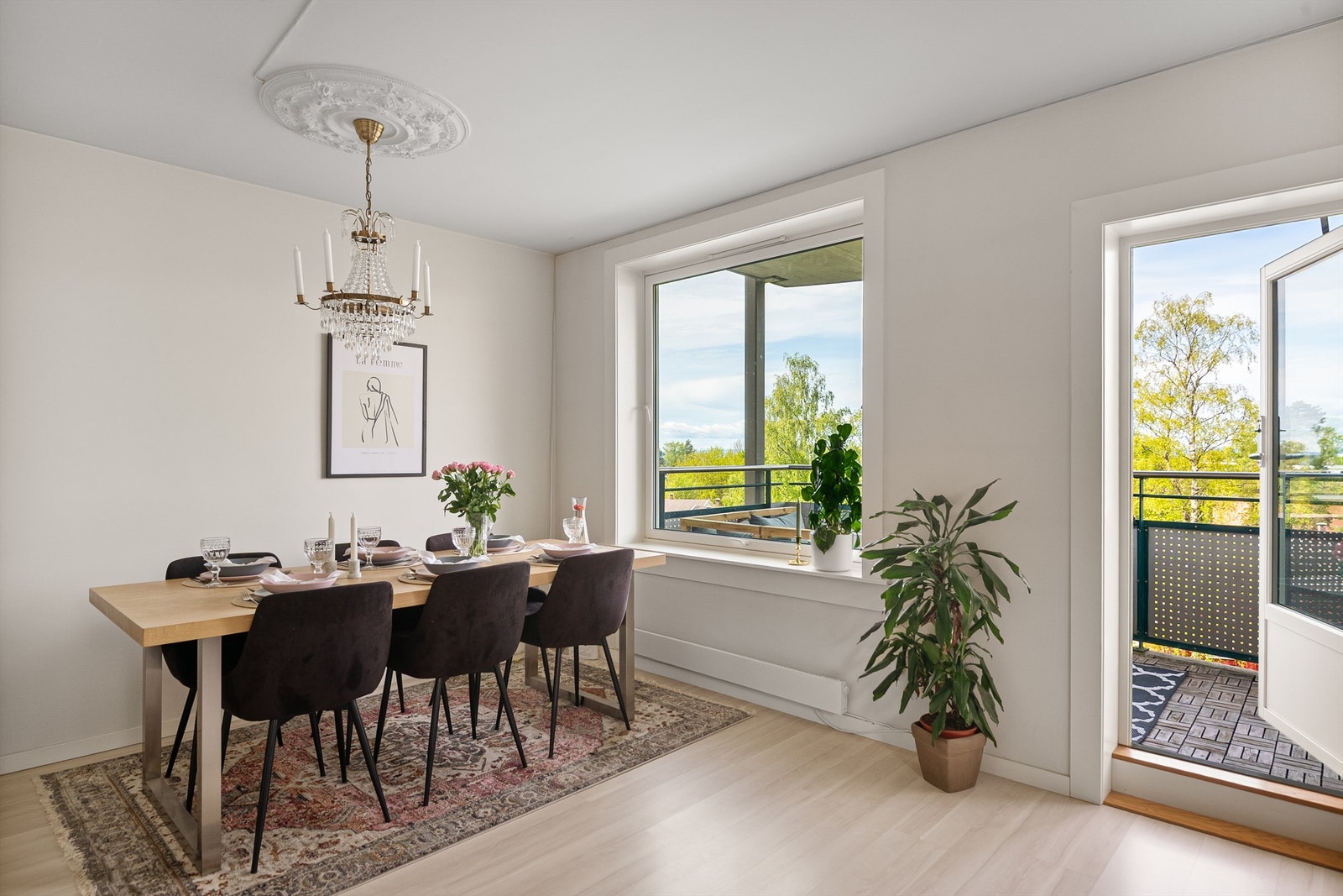 Fra stue/spisestue er det utgang til solrik og overbygget balkong. Galleribilde