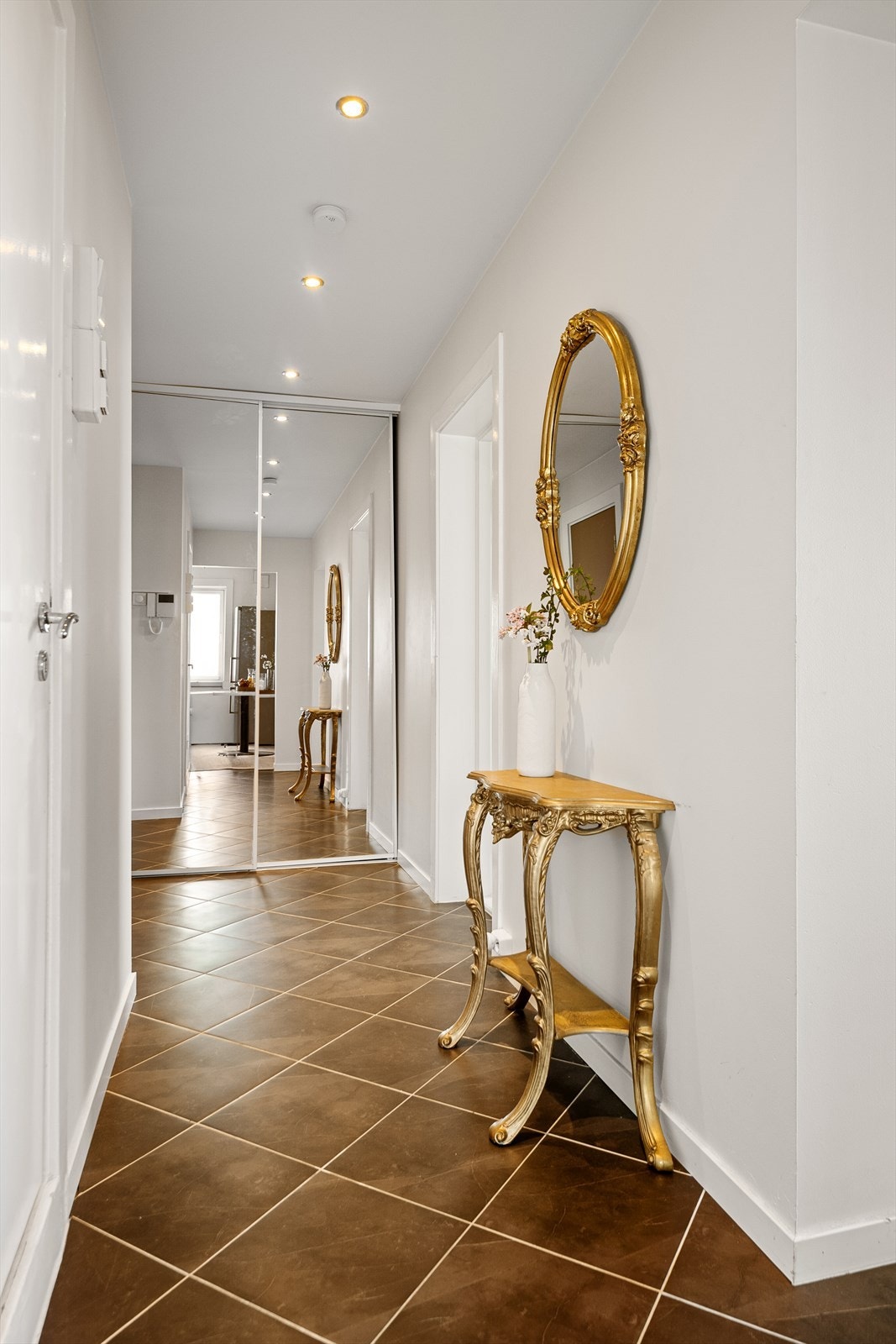 Entré/gang med skyvedørsgarderobe. Galleribilde