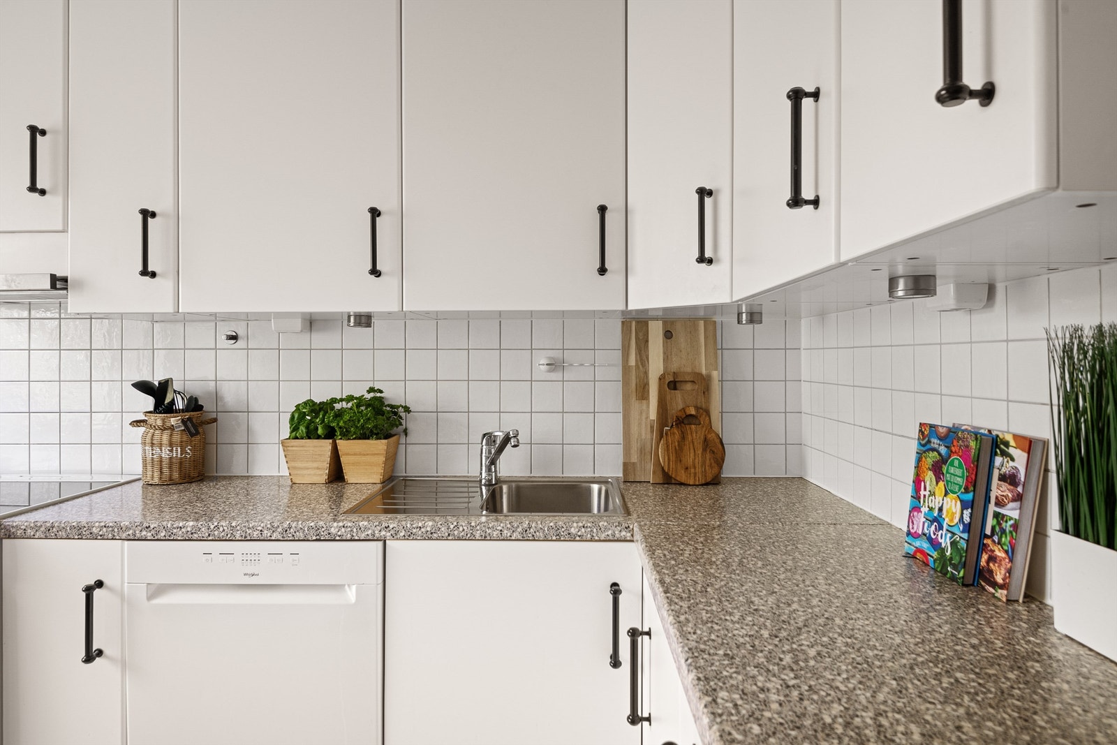 Kjøkkenet har godt med benkeplass og fremstår som meget funksjonelt. Galleribilde