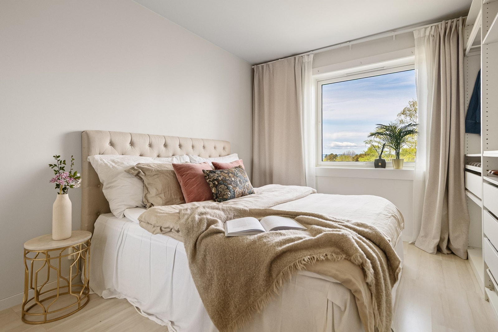 Romslig soverom med mye garderobeplass. Galleribilde