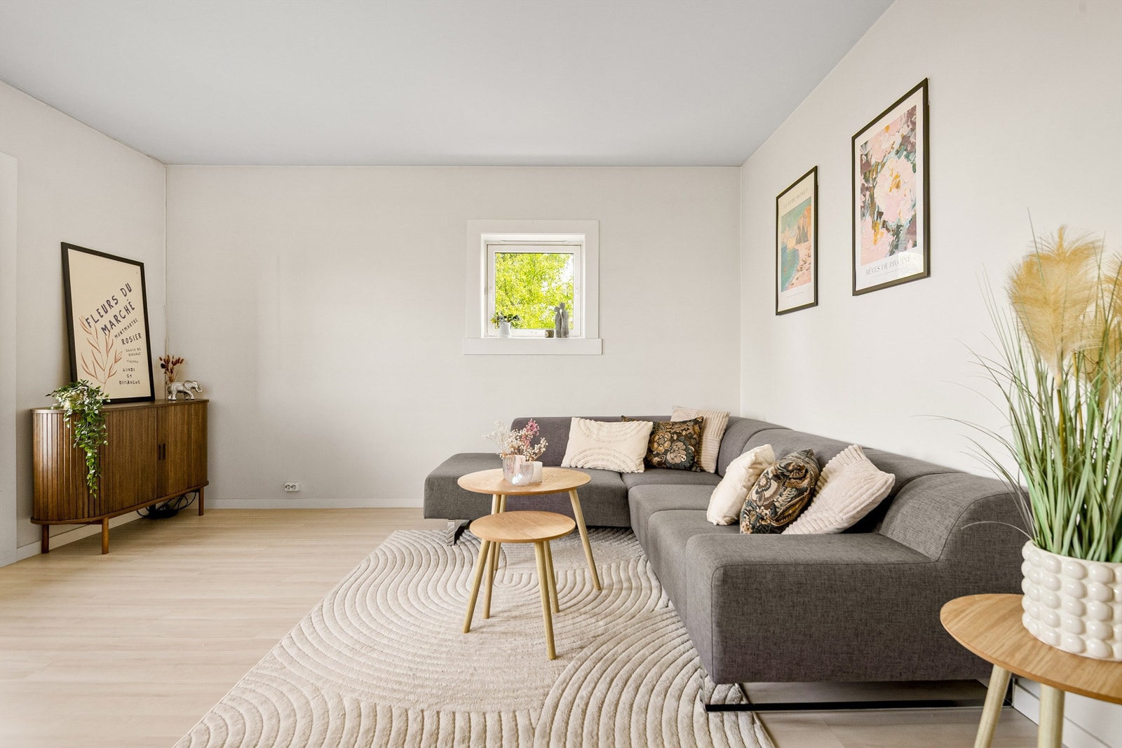 Godt med plass til sofagruppe med tilhørende møblement. Galleribilde